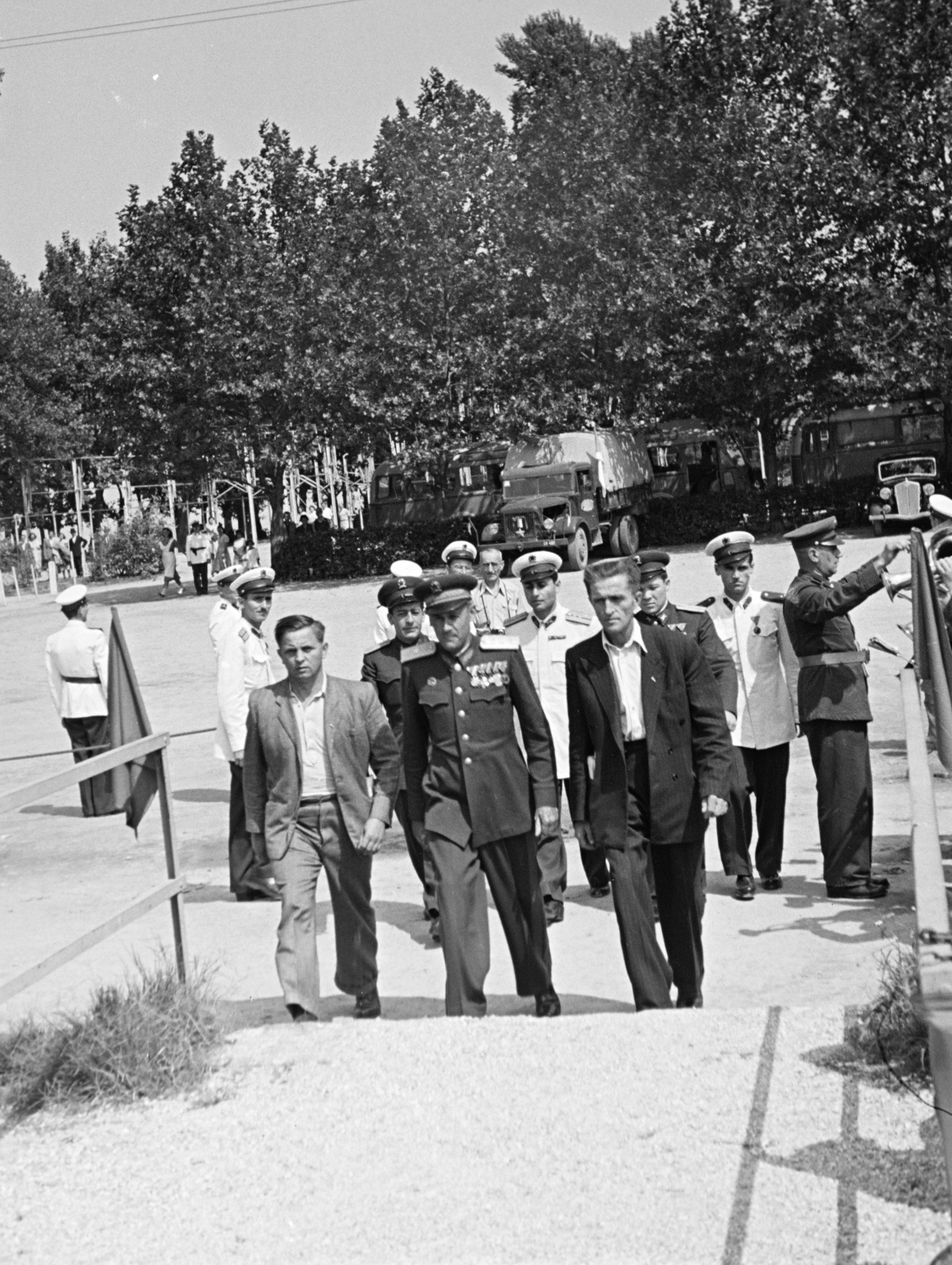 Hungary,Lake Balaton, Siófok, Augusztus 20-i ünnepség a kikötőben. A felvétel a Móricz Zsigmond, Zalka Máté és a Szamuely Tibor a Balatoni Vízirendészet Siófoki Rendőrörs szolgálati hajóinak ünnepélyes avatásakor készült., 1951, Horváth József, sailor, Soviet soldier, medal, Fortepan #265628