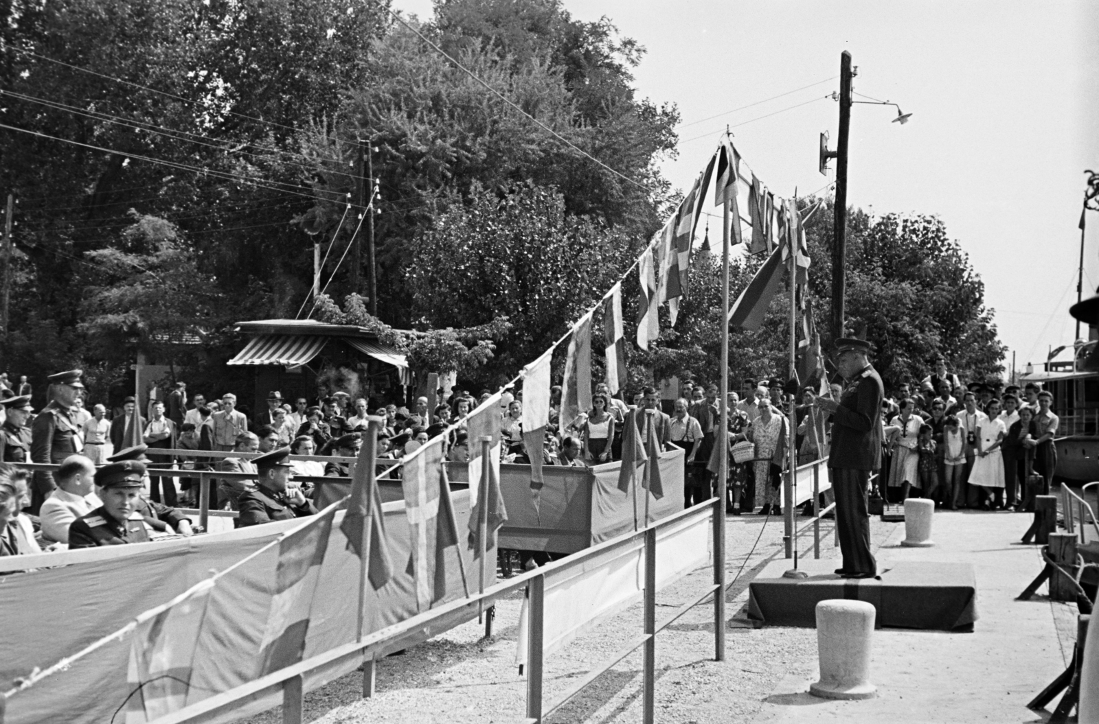 Hungary,Lake Balaton, Siófok, Augusztus 20-i ünnepség a kikötőben. A felvétel a Móricz Zsigmond, Zalka Máté és a Szamuely Tibor a Balatoni Vízirendészet Siófoki Rendőrörs szolgálati hajóinak ünnepélyes avatásakor készült., 1951, Horváth József, audience, stand, festive, port, mooring bollard, bunting, Fortepan #265631
