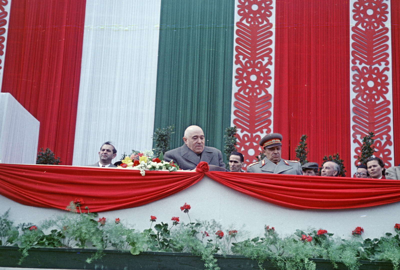 Hungary, Budapest V., Kossuth Lajos tér, választási nagygyűlés. A Parlament főbejárata előtti díszemelvényen Rákosi Mátyás és Farkas Mihály., 1953, Horváth József, winners' podium, colorful, celebrity, Budapest, Fortepan #265639