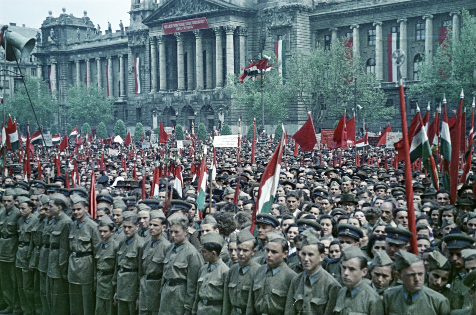 Hungary, Budapest V., Kossuth Lajos tér, választási nagygyűlés résztvevői a Parlament előtt, háttérben az Igazságügyi Palota (ekkor a Magyar és Nemzetközi Munkásmozgalom Történeti Múzeuma)., 1953, Horváth József, flag, colorful, label, speaker, Budapest, Fortepan #265641