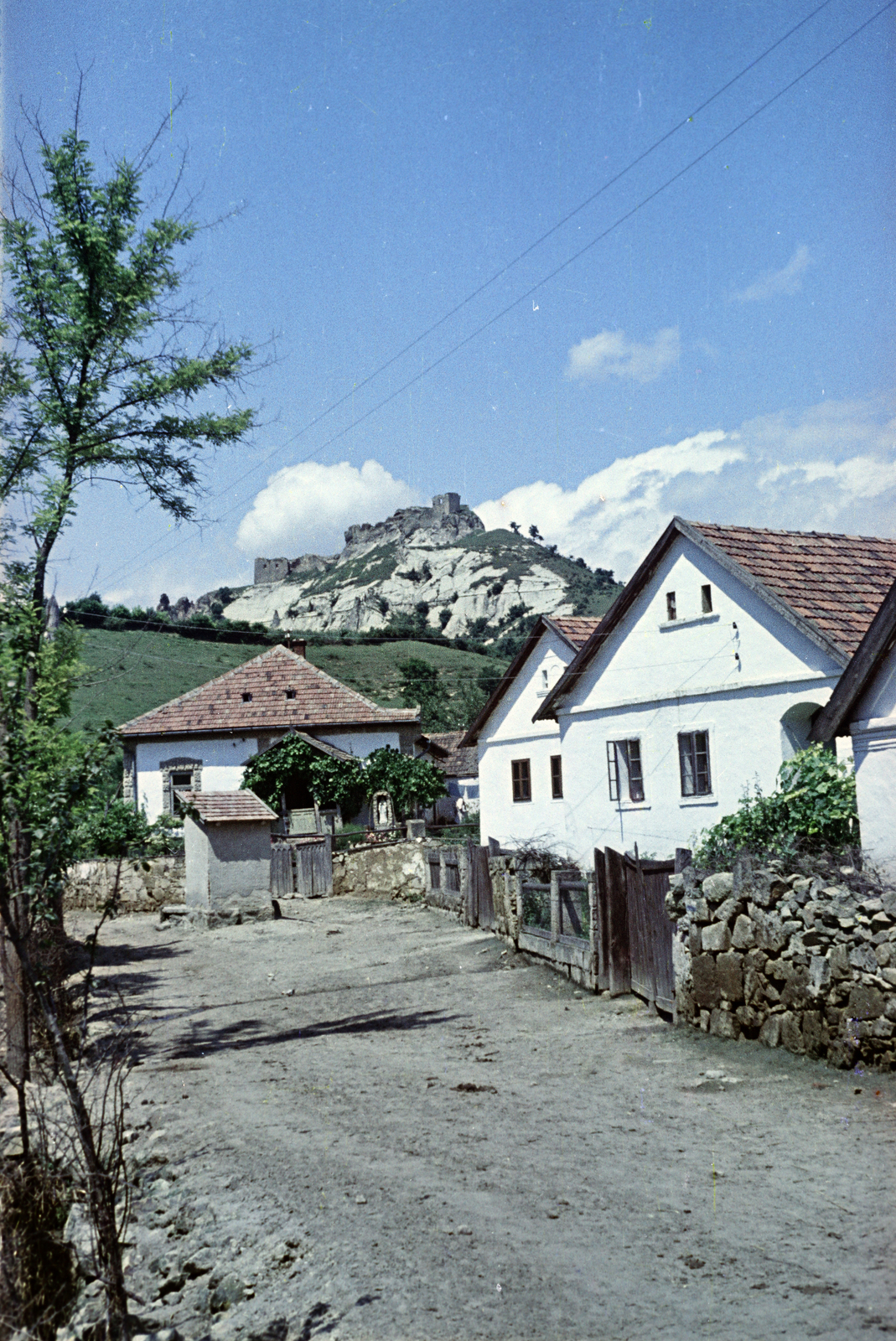 Hungary, Sirok, Nyírjes út, háttérben fent a vár., 1953, Horváth József, ruins, castle, castle, colorful, farmhouse, Fortepan #265644