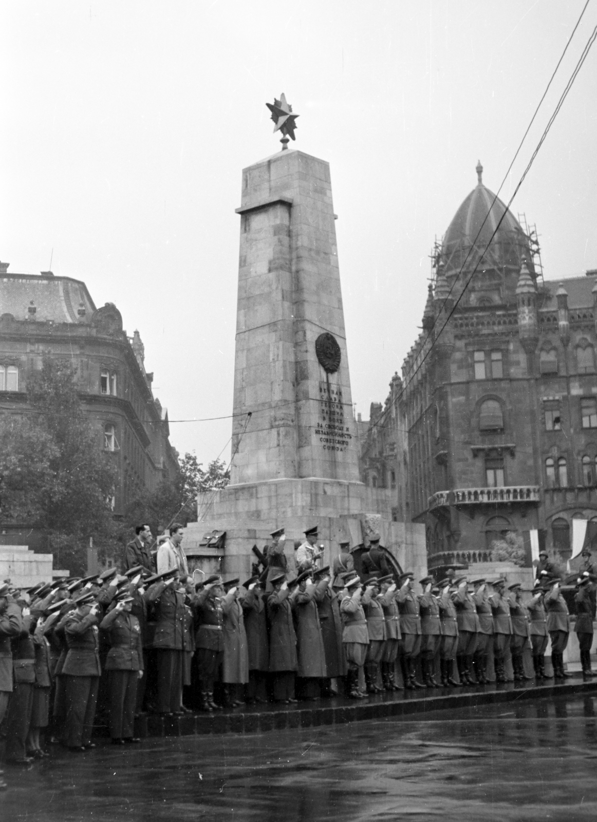 Hungary, Budapest V., Szabadság tér, szovjet hősi emlékmű., 1954, Horváth József, salute, compliment, uniform, Soviet memorial, Budapest, Fortepan #265659