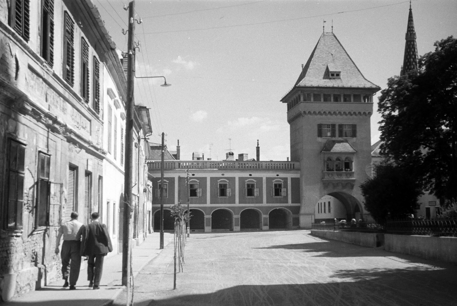 Magyarország, Kőszeg, Jurisics tér, szemben balra a 2-es számú épület, a Lábasház-Levéltár (eredetileg táncterem, majd lakóház, ezt követően a mai levéltári épületet), középen a Hősök kapuja, jobbra a háttérben a Jézus Szíve-templom tornya látszik., 1961, Horváth József, utcakép, kaputorony, Fortepan #265672