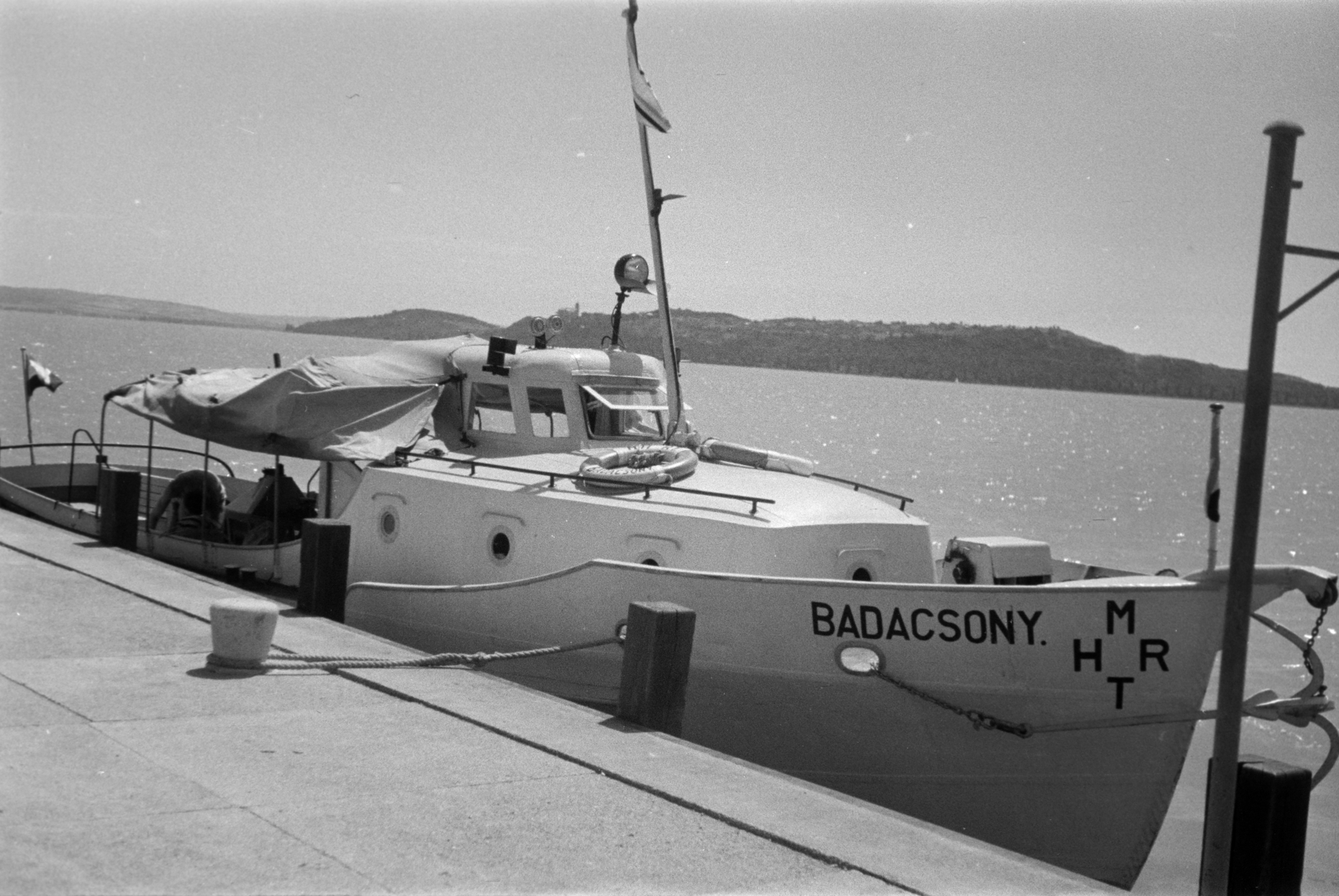 Hungary, Balatonfüred, kikötő, a Badacsony motoros személyhajó hátterében a Tihanyi félsziget látszik., 1961, Horváth József, port, ship, mooring bollard, Badacsony ship, Fortepan #265687