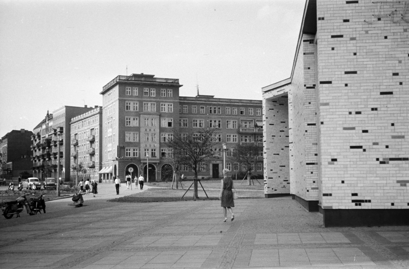 Germany, Berlin, Kelet-Berlin, Fritz-Schiff-Weg, jobbra a Kosmos mozi. Szemben a Richard-Sorge-Straße - Weidenweg sarok., 1963, Horváth József, motorcycle, street view, GDR, Fortepan #265690