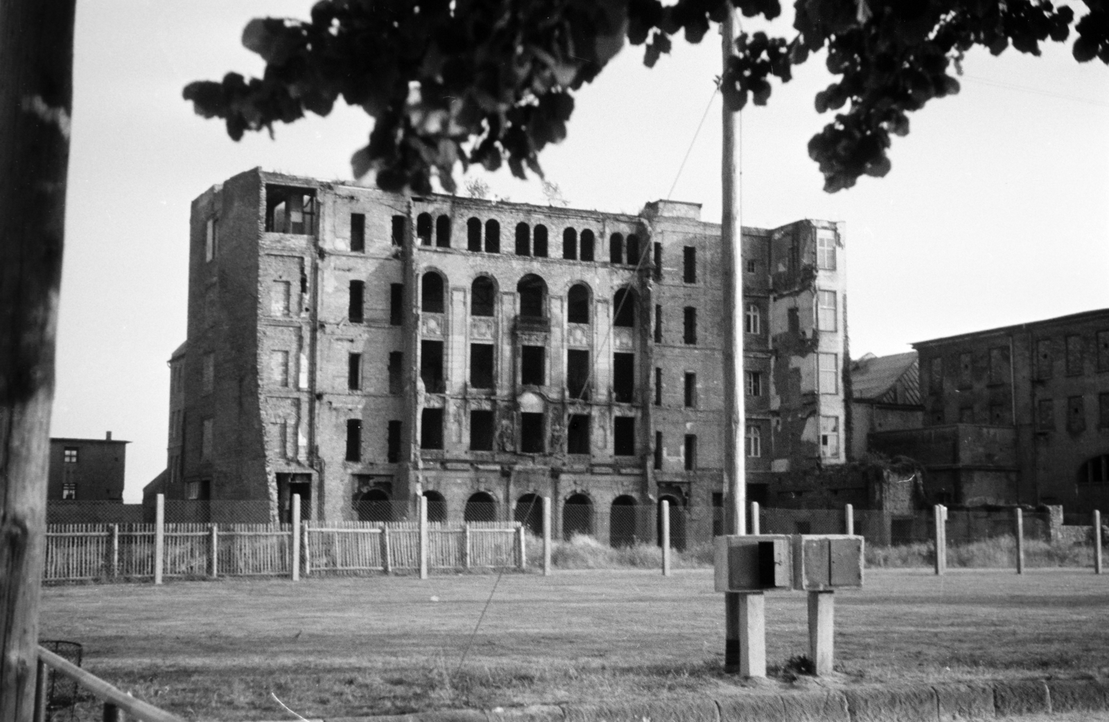 Germany, Berlin, romos épület Kelet-Berlinben., 1963, Horváth József, damaged building, East-Berlin, GDR, Fortepan #265691