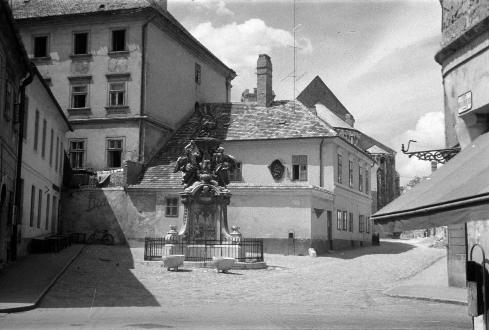 Magyarország, Győr, Gutenberg tér, Frigyláda-szobor., 1961, Horváth József, dombormű, utcanévtábla, bútor, Fortepan #265693