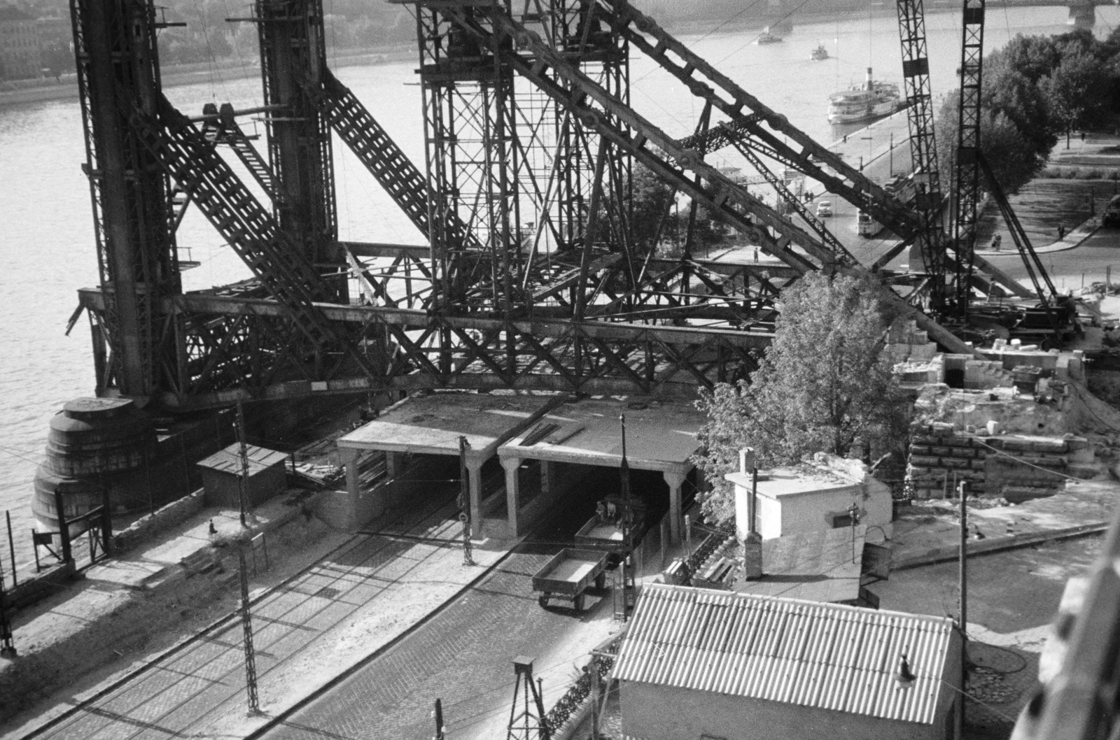 Hungary, Budapest V., a lerombolt Erzsébet híd pesti hídfőjének bontása a Március 15. tér felől nézve., 1960, Horváth József, Budapest, plan view, steel structure, Fortepan #265706