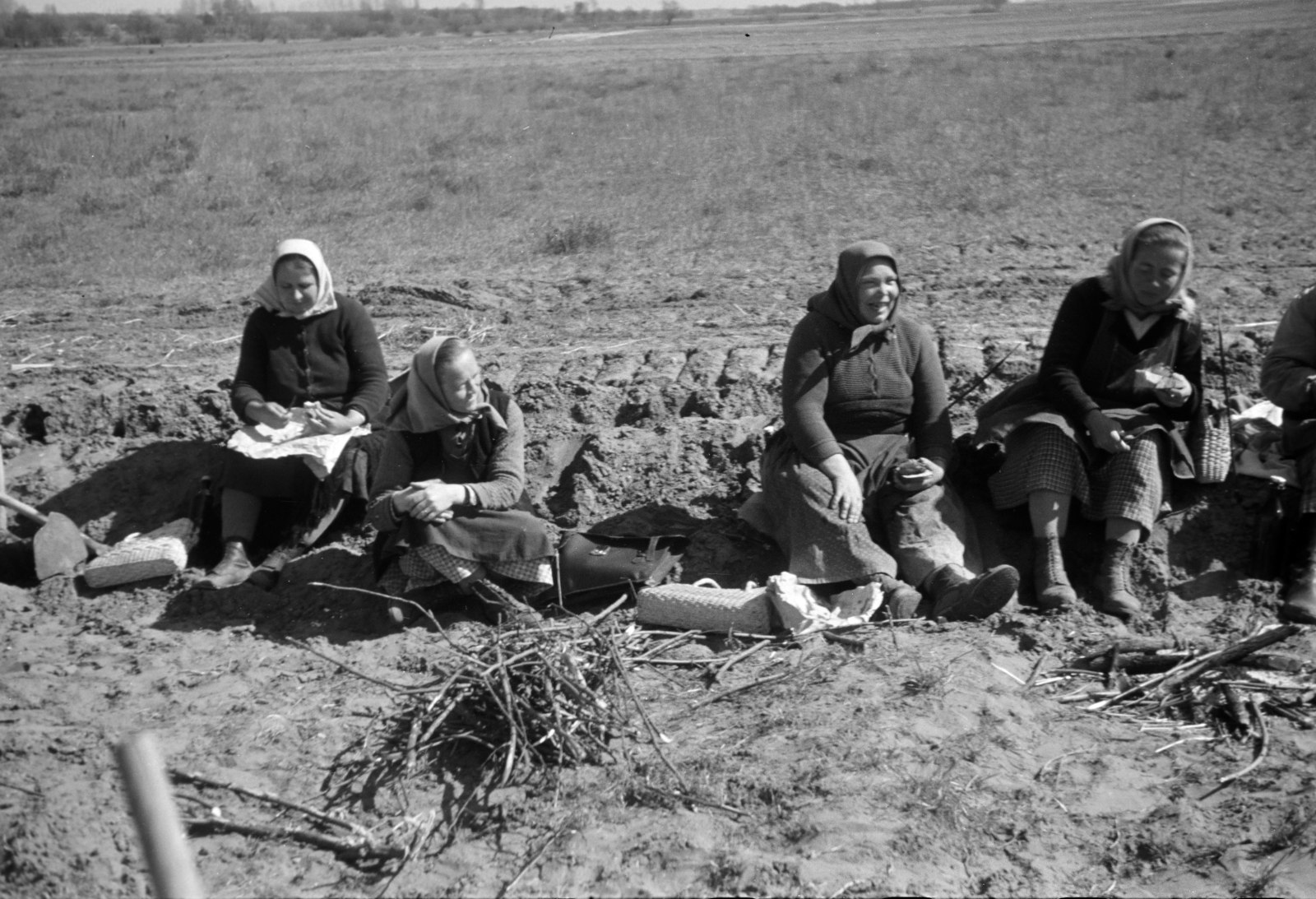 1958, Horváth József, women, sitting on the ground, meal, working woman, Fortepan #265725