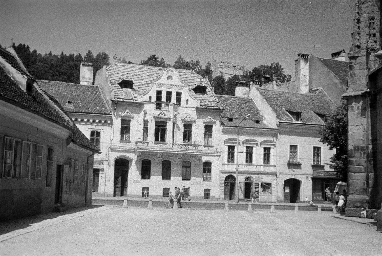 Románia,Erdély, Brassó, Curtea Honterus a Fekete templom mellett, szemben a Strada George Barițiu házsora felett a Fehér torony látható., 1963, Horváth József, Fortepan #265729