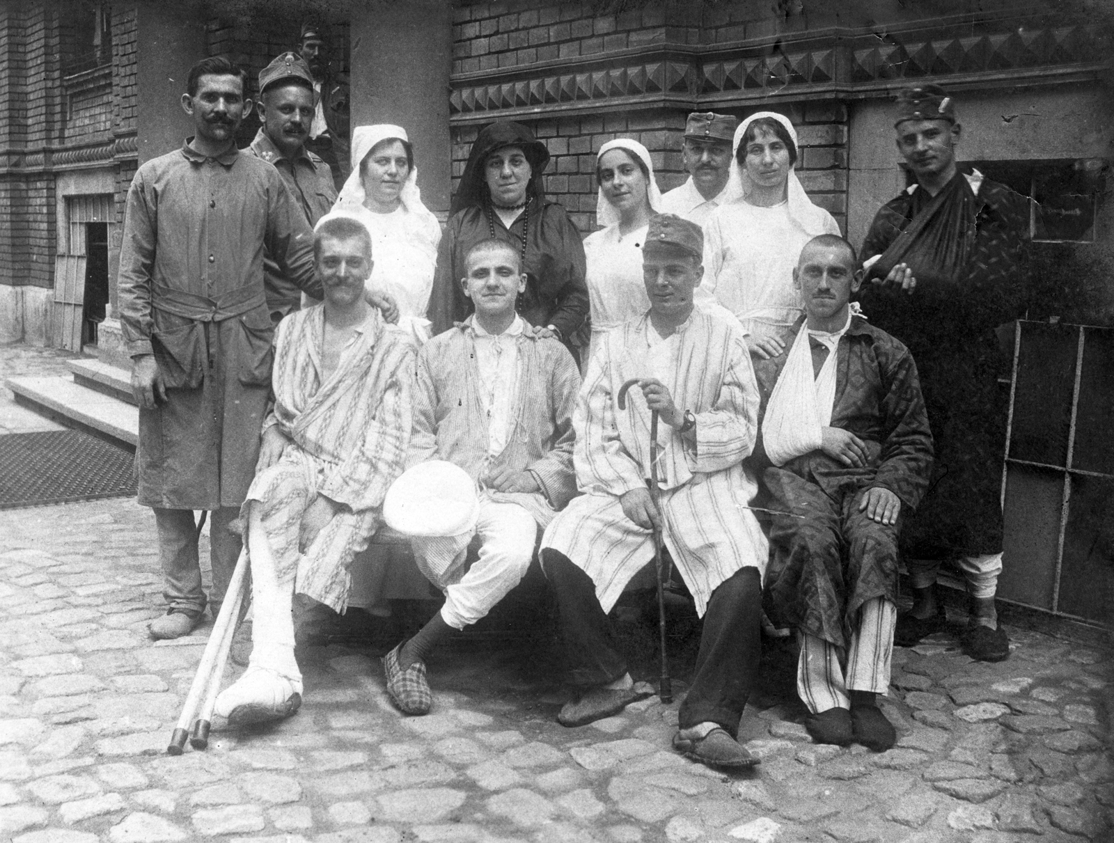 Romania,Transylvania, Arad, Püspökség utca 5. Ma a Szülészeti és Nőgyógyászati Klinika épülete., 1917, Pohl Pálma, First World War, medical institution, tableau, nurse, crutch, amputation, Fortepan #26573