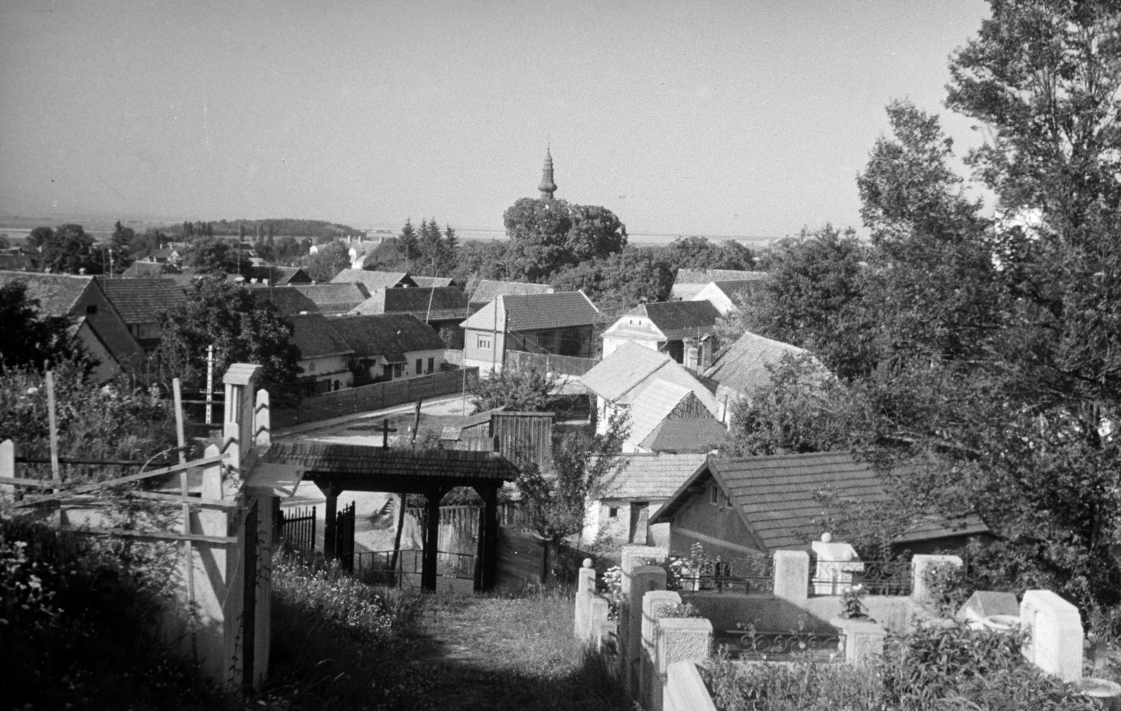 Romania,Transylvania, Săcele, (ekkor Szecseleváros), látkép az ortodox temetőből a Strada Valea Cernatului felé. Háttérben a Mária mennybemenetele ortodox templom tornya látszik., 1963, Horváth József, Fortepan #265731