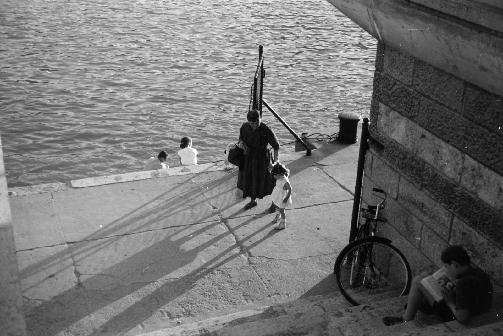 1957, Horváth József, reading, stairs, mooring bollard, shore, wharf, Fortepan #265737
