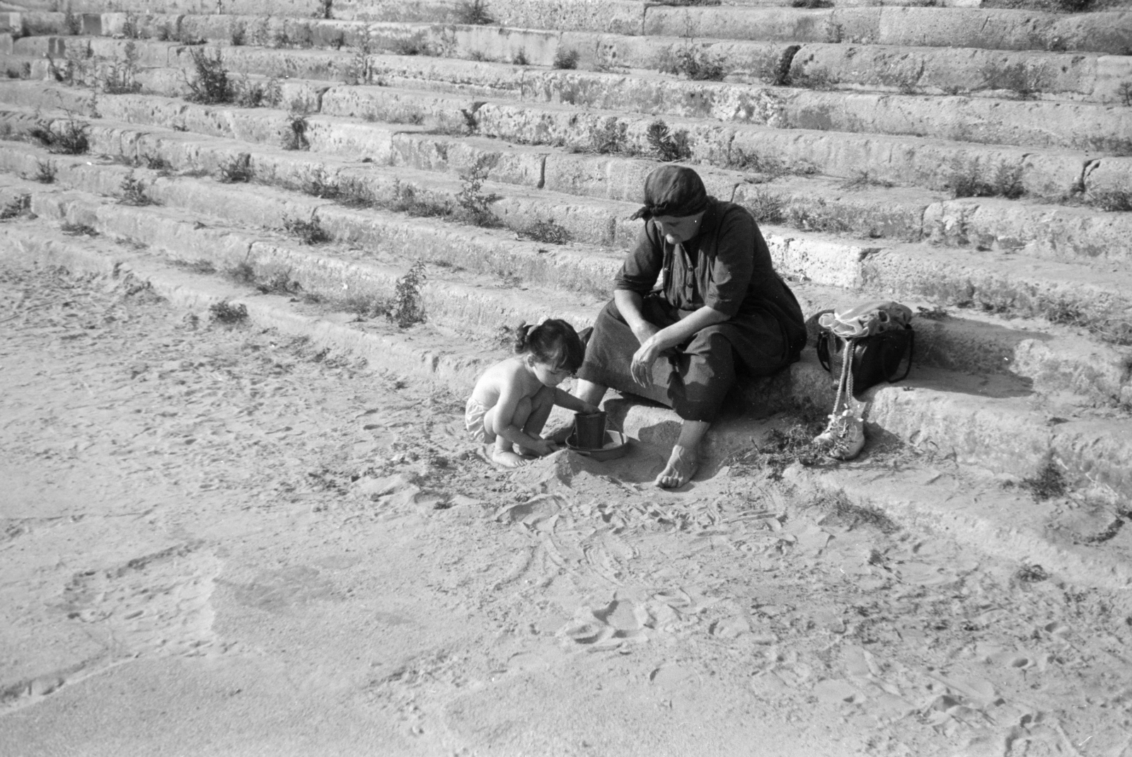 1957, Horváth József, stairs, girl, grandparent, headscarf, sand castle, child labour, Fortepan #265738