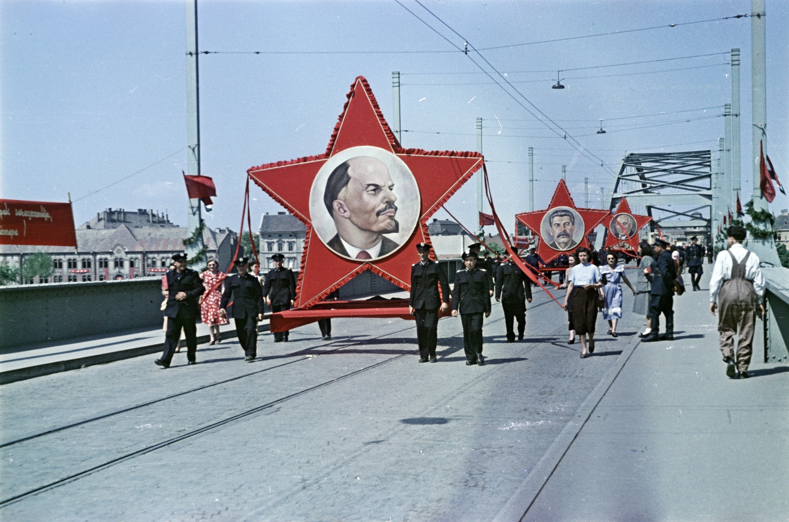 Magyarország, Szeged, Belvárosi híd, a MÁV dolgózói a május 1-i felvonuláson., 1953, Horváth József, Best of, színes, Lenin-ábrázolás, politikai dekoráció, felvonulás, Sztálin ábrázolás, Rákosi Mátyás-ábrázolás, május 1, Fortepan #265745