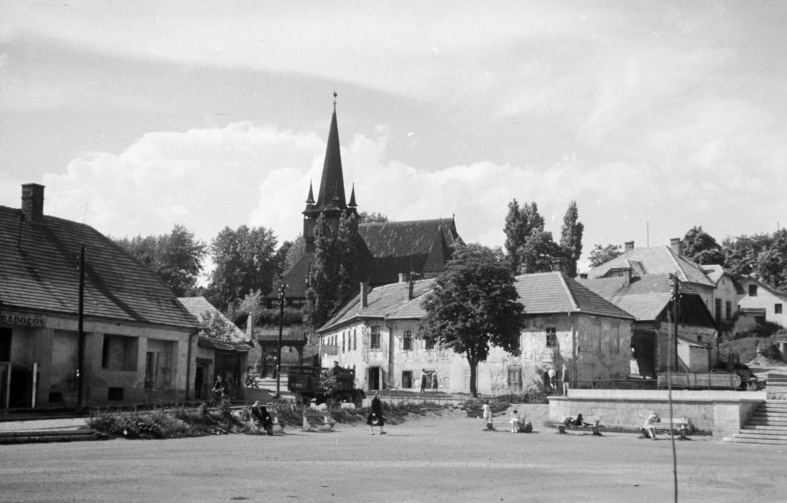 Hungary, Miskolc, Petőfi Sándor tér, háttérben fent a Deszkatemplom., 1953, Horváth József, church, protestant, Fortepan #265752