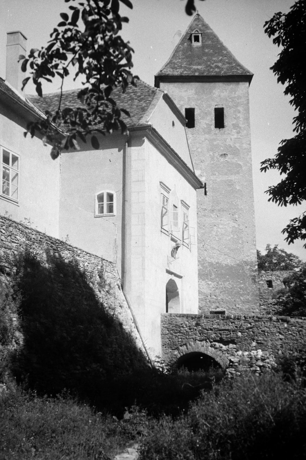 Magyarország, Kőszeg, Jurisics-vár, várárok, szemben a belső vár hidja, kapuja és tornya., 1961, Horváth József, torony, kőhíd, várkapu, vár, Fortepan #265754