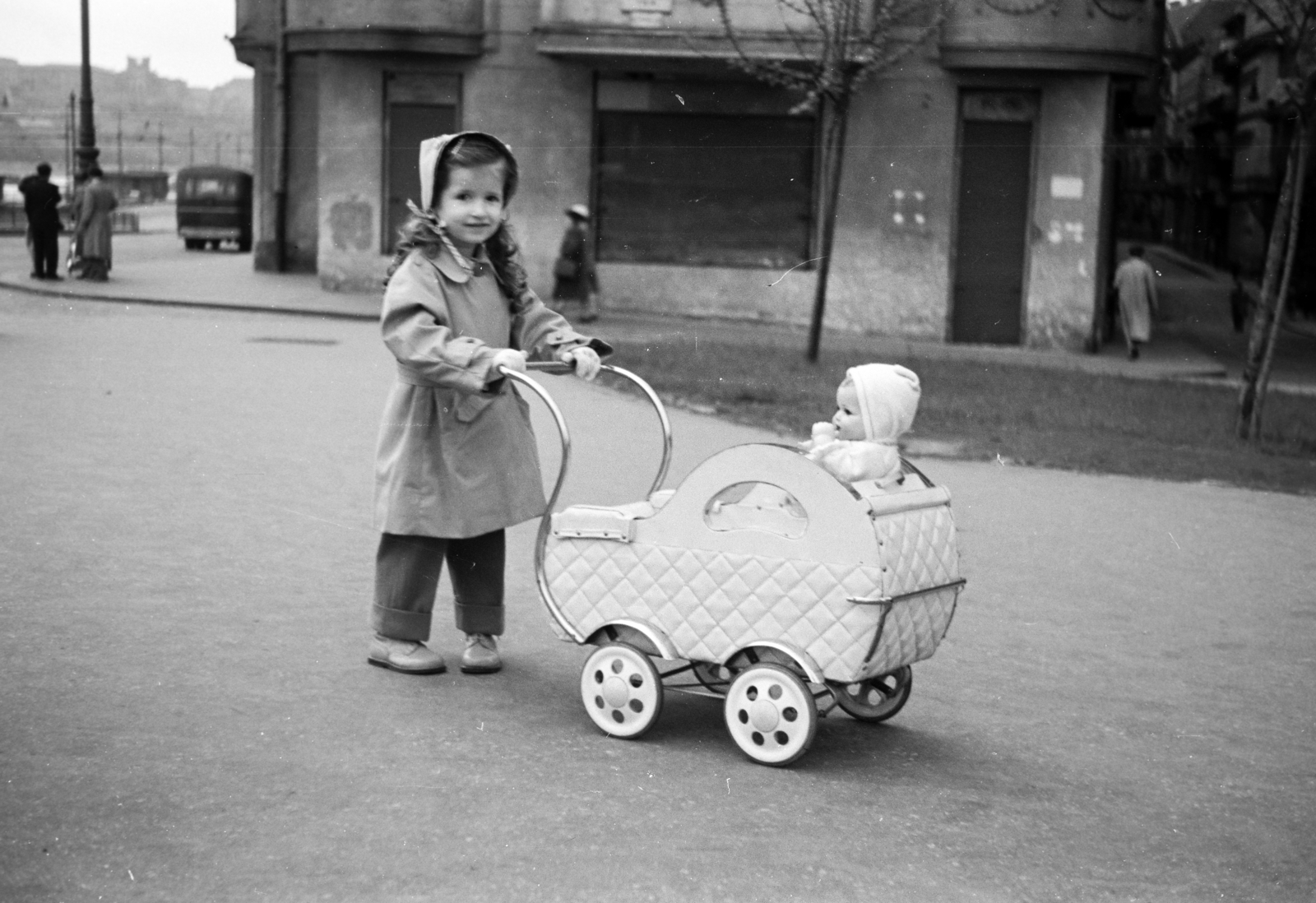 Hungary, Budapest V., Fővám (Dimitrov) tér, háttérben a Belgrád rakpart - Molnár utca közötti háztömb., 1958, Horváth József, Budapest, girl, baby carriage, toy doll, Fortepan #265758