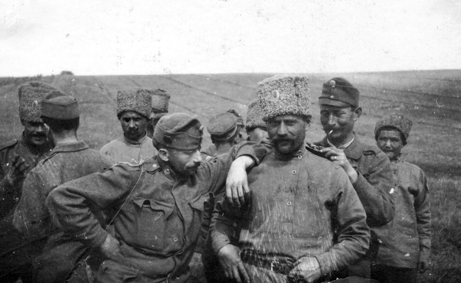 1917, Pohl Pálma, First World War, smoking, uniform, tableau, men, field, soldier, Soviet soldier, arms around shoulders, fraternization, Fortepan #26576