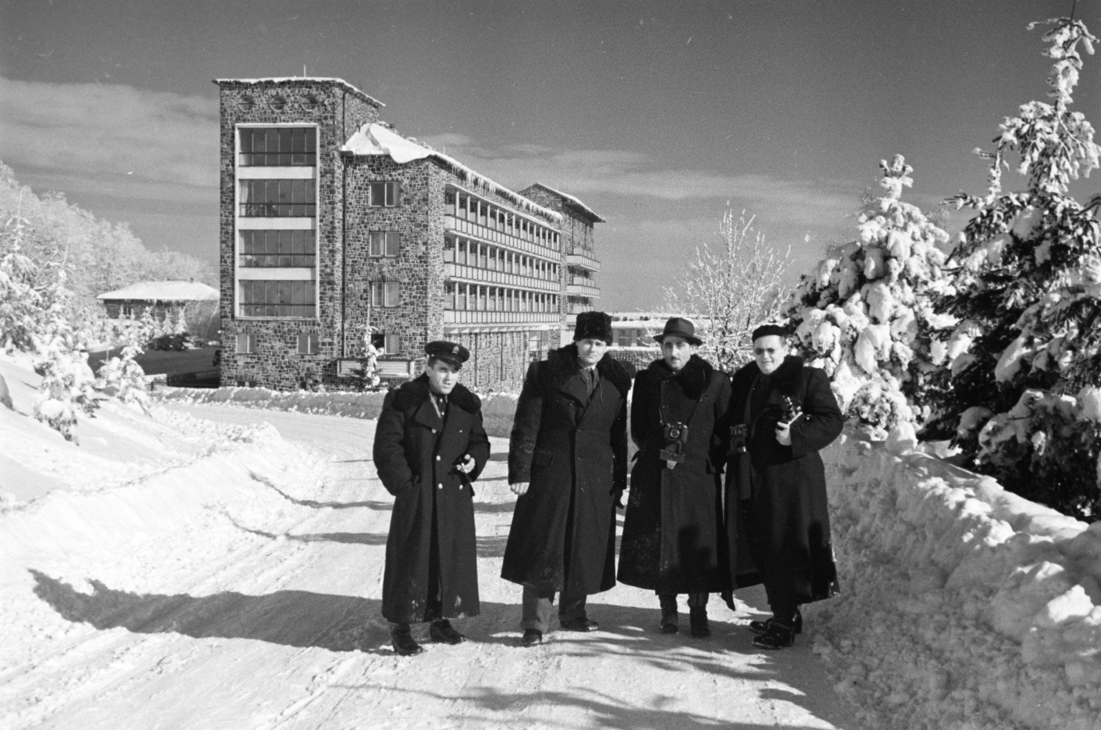 Hungary, Galyatető, Mátraszentimre, háttérben a Nagyszálló., 1954, Horváth József, snow, men, movie camera, camera, winter coat, resort, Fortepan #265763