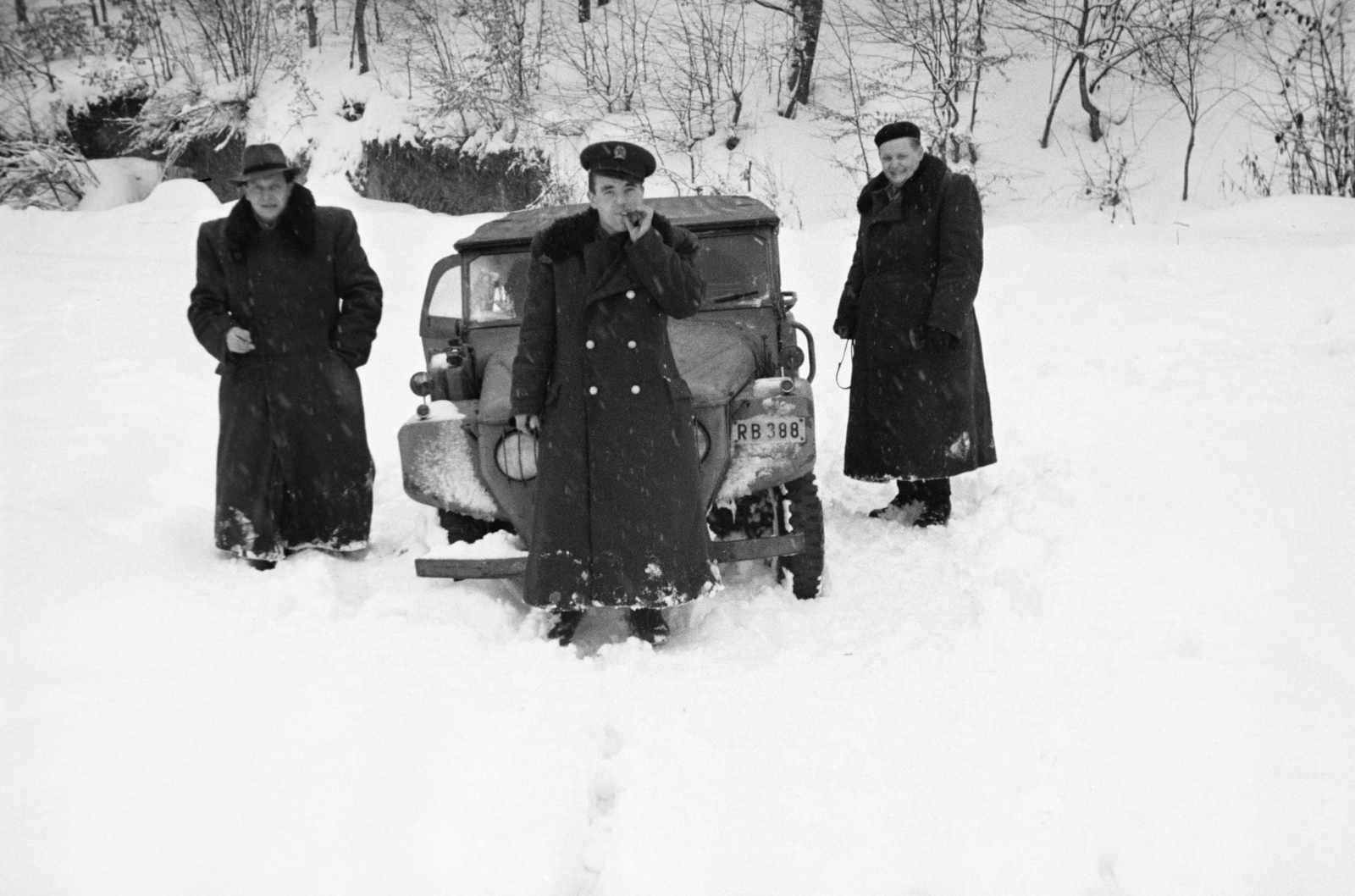 Hungary, Galyatető, Mátraszentimre, 1954, Horváth József, number plate, automobile, snow, men, smoking, Fortepan #265764