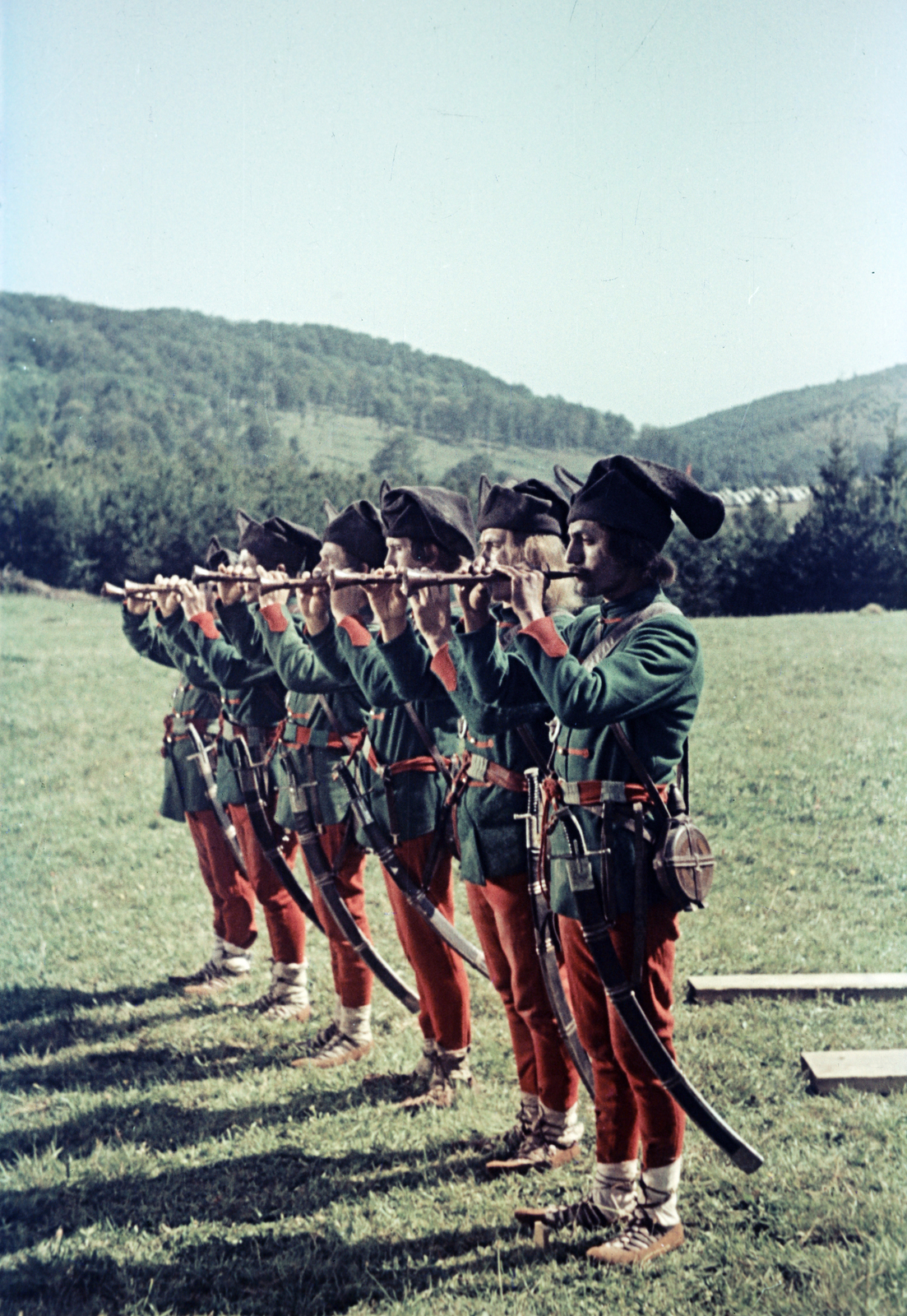 Hungary, untitled, a felvétel a Rákóczi hadnagya című film forgatásakor készült., 1953, Horváth József, costume, colorful, filming, musical instrument, wind band, sword, height chart, Fortepan #265773