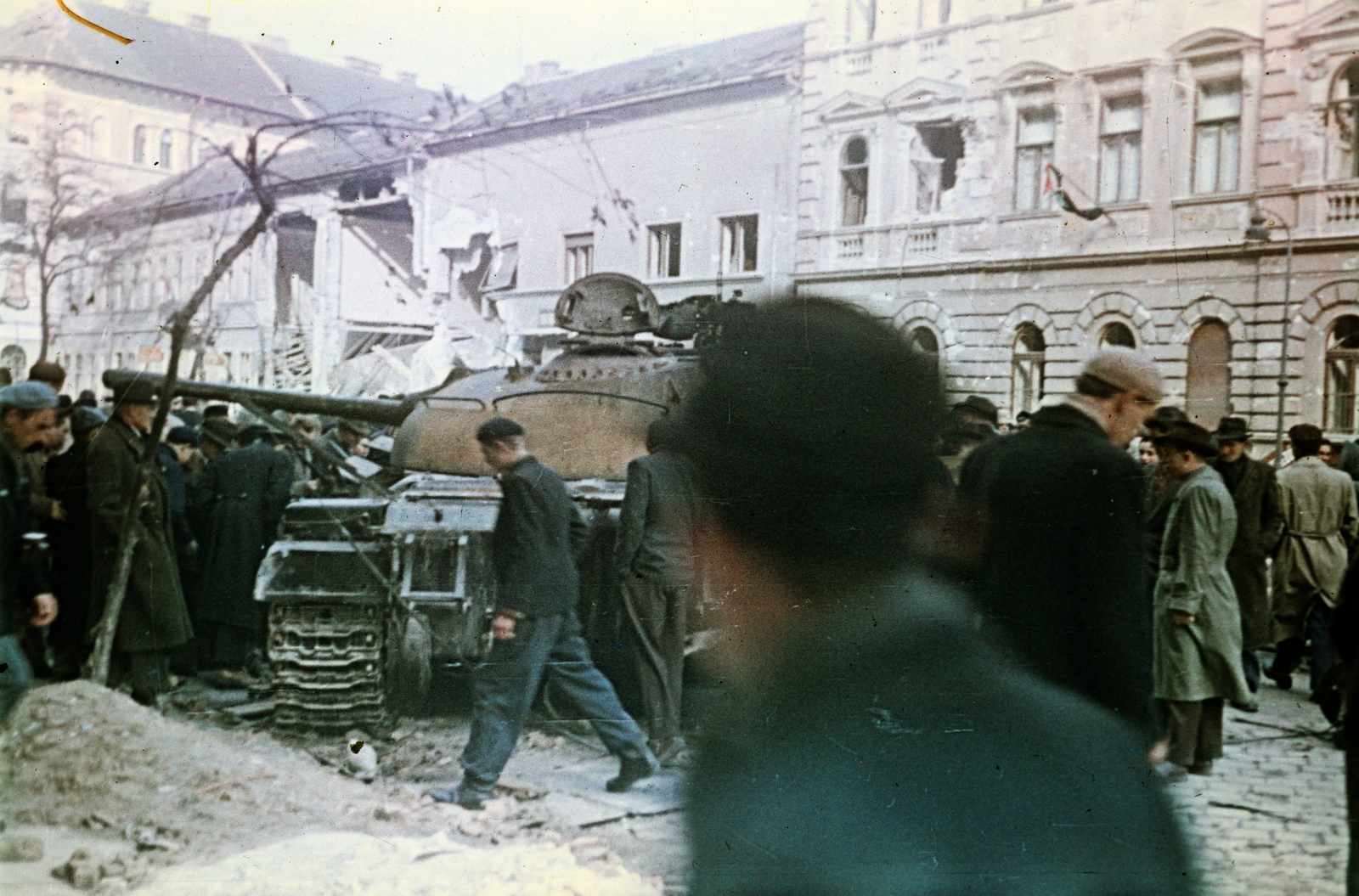 Hungary, Budapest VIII.,Budapest IX., Üllői út, harckocsit szemlélő tömeg a 61-es számú ház előtt. Háttérben a Hunyadi utca és a Futó utca közötti romos házak láthatók., 1956, Horváth József, revolution, Budapest, colorful, Fortepan #265788