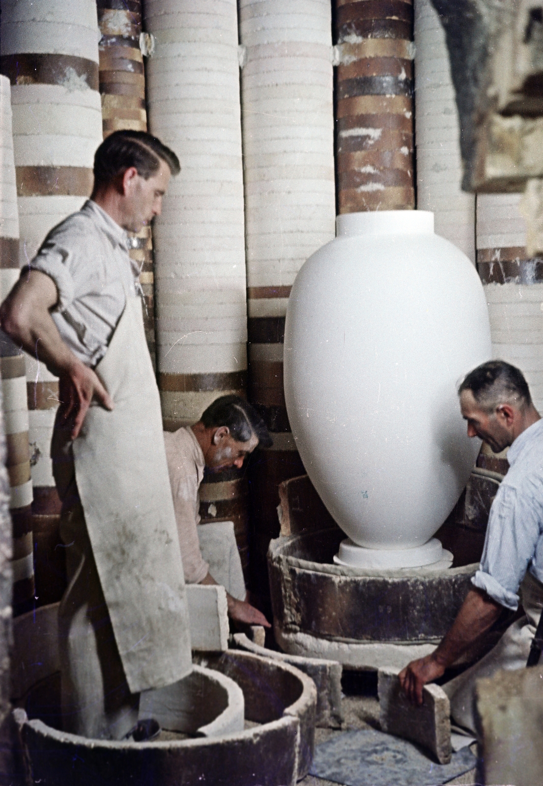 Hungary, Herend, Herendi Porcelángyár, az Országház számára készülő óriás díszváza előkészítése a mázas égetésre., 1954, Horváth József, colorful, workshop, vase, ceramics, porcelain factory, Fortepan #265794