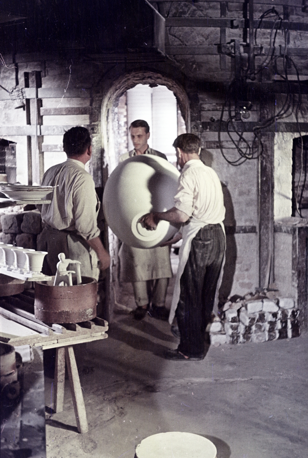 Hungary, Herend, Herendi Porcelángyár, az Országház számára készülő óriás díszváza égetőtérbe történő bevitele., 1954, Horváth József, colorful, hold in arms, workshop, vase, ceramics, porcelain factory, Fortepan #265795