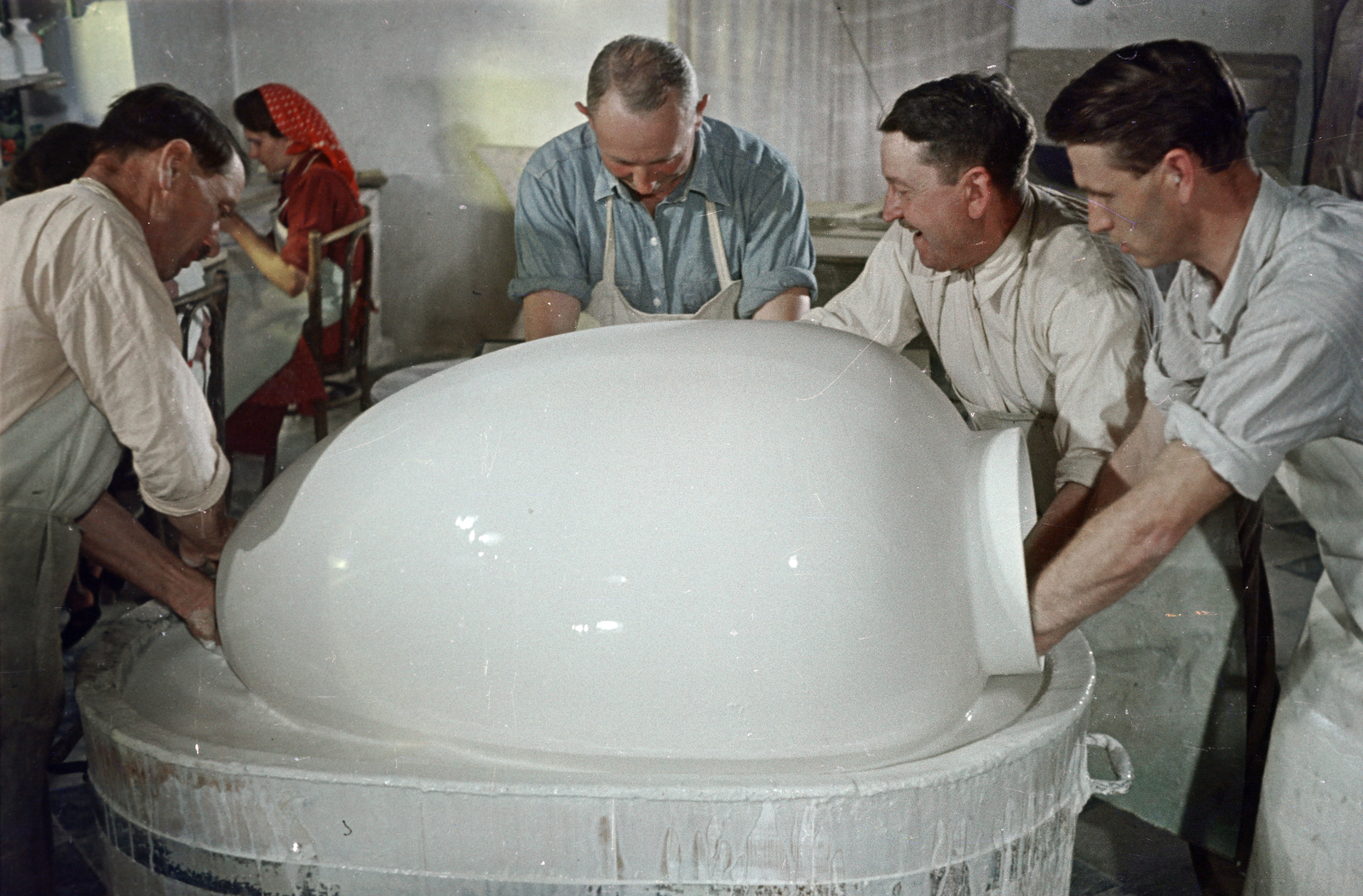 Hungary, Herend, Herendi Porcelángyár, az Országház számára készülő óriás díszváza mázzal történő bevonása., 1954, Horváth József, colorful, vase, ceramics, decorating, ceramist, Fortepan #265796