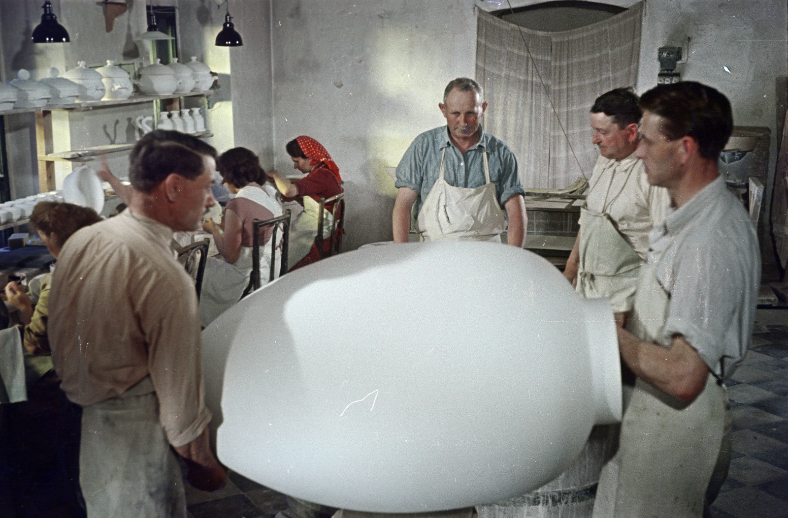 Hungary, Herend, Herendi Porcelángyár, az Országház számára készülő óriás díszváza mázzal történő bevonása előtt., 1954, Horváth József, colorful, workshop, vase, ceramics, porcelain factory, Fortepan #265797