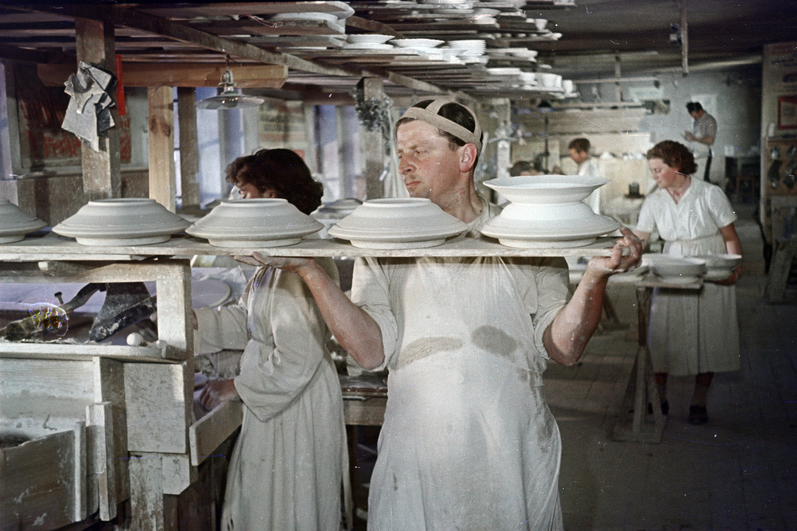 Hungary, Herend, a felvétel a Herendi Porcelángyár tányérgyártó üzemében készült., 1954, Horváth József, colorful, porcelain factory, Fortepan #265798