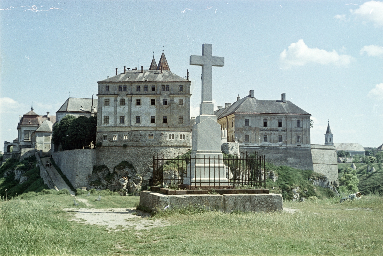 Hungary, Veszprém, Benedek-hegy, kilátás a Vár felé., 1954, Horváth József, colorful, cross, Fortepan #265806