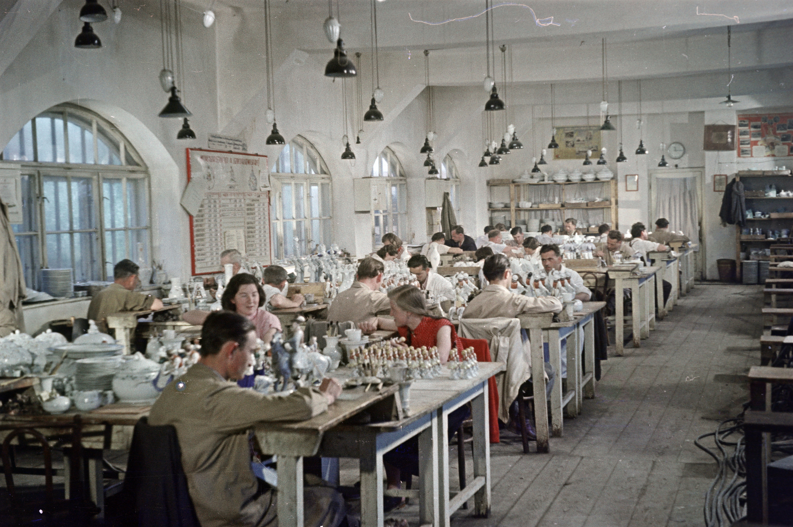 Hungary, Herend, Herendi Porcelángyár, porcelánfestő üzem, kézi festők műhelye., 1954, Horváth József, colorful, workshop, ceiling lamp, ceramics, porcelain factory, Fortepan #265808