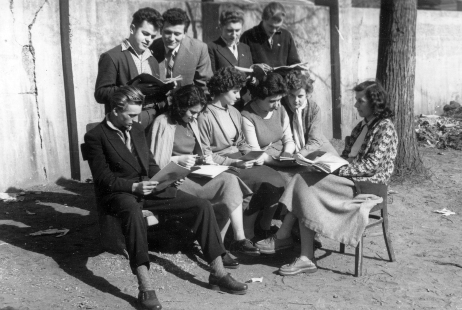 1957, Pohl Pálma, reading, tableau, bench, chair, wide sitting, leg over leg, Fortepan #26581