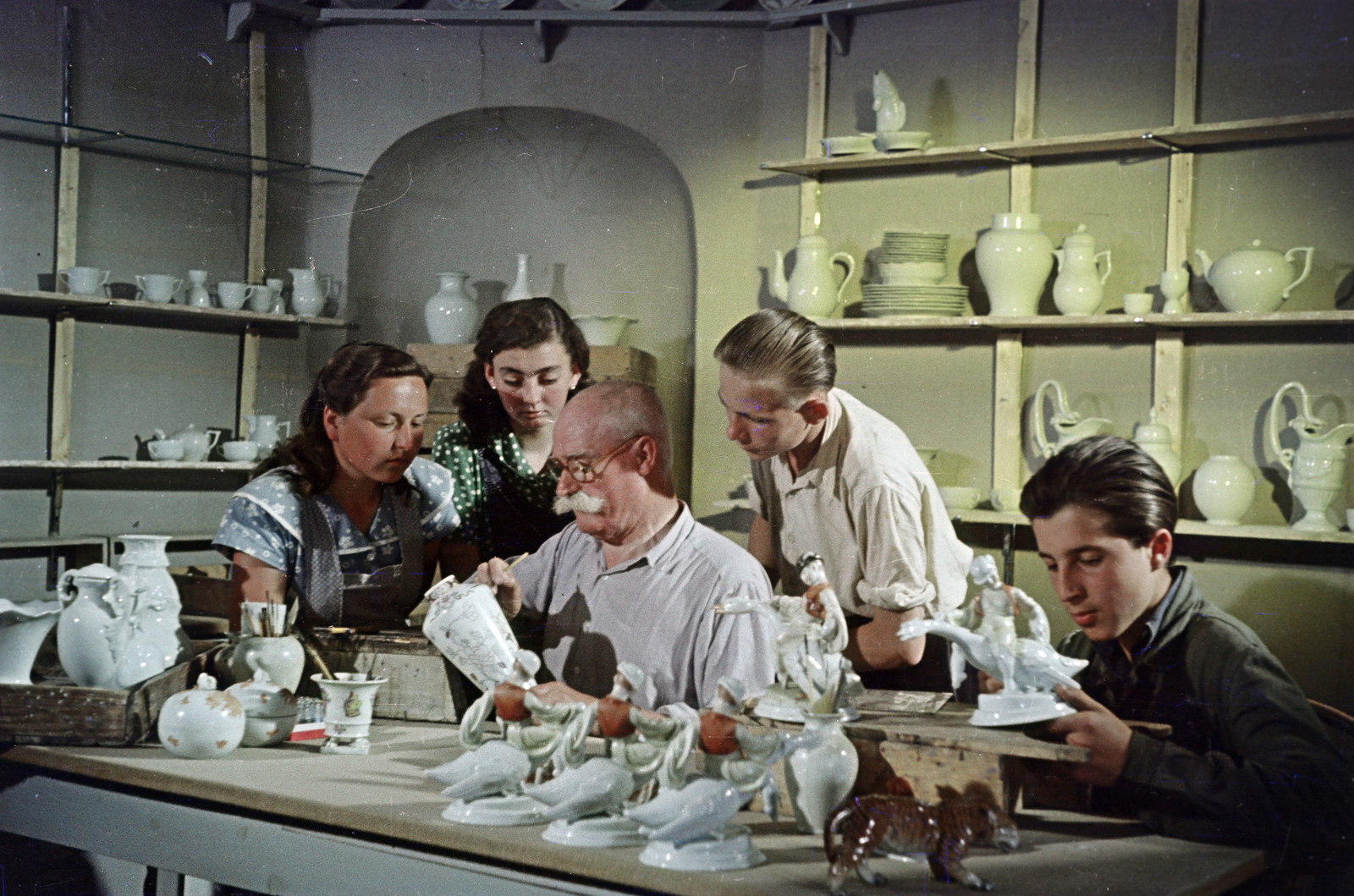 Magyarország, Herend, Herendi Porcelángyár, porcelánfestő üzem, kézi festők műhelye., 1954, Horváth József, porcelán, porcelángyár, Herendi porcelán, Ludas Matyi, színes, Fortepan #265812