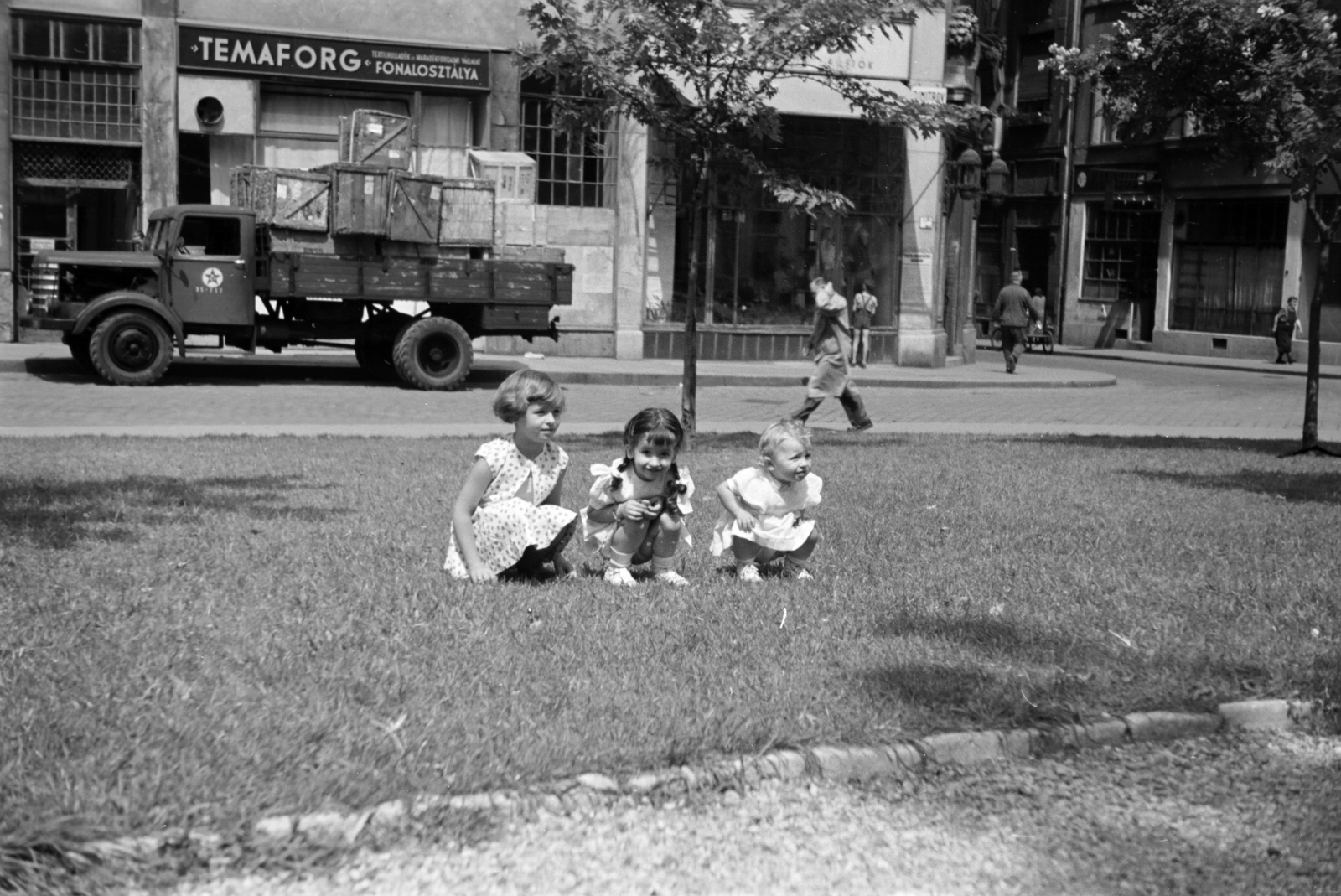 Hungary, Budapest V., a felvétel a Fővám (Dimitrov) tér,en készült, jobbra a Váci utca torkolata., 1958, Horváth József, Budapest, girls, commercial vehicle, squatting, Fortepan #265814