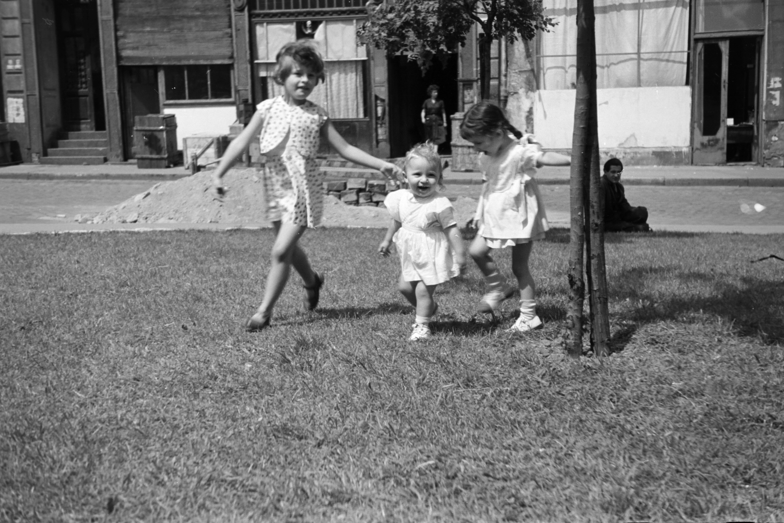 Hungary, Budapest V., a felvétel a Fővám (Dimitrov) téren készült, háttérben a 4-es számú ház látható., 1958, Horváth József, Budapest, toy, girls, Fortepan #265815