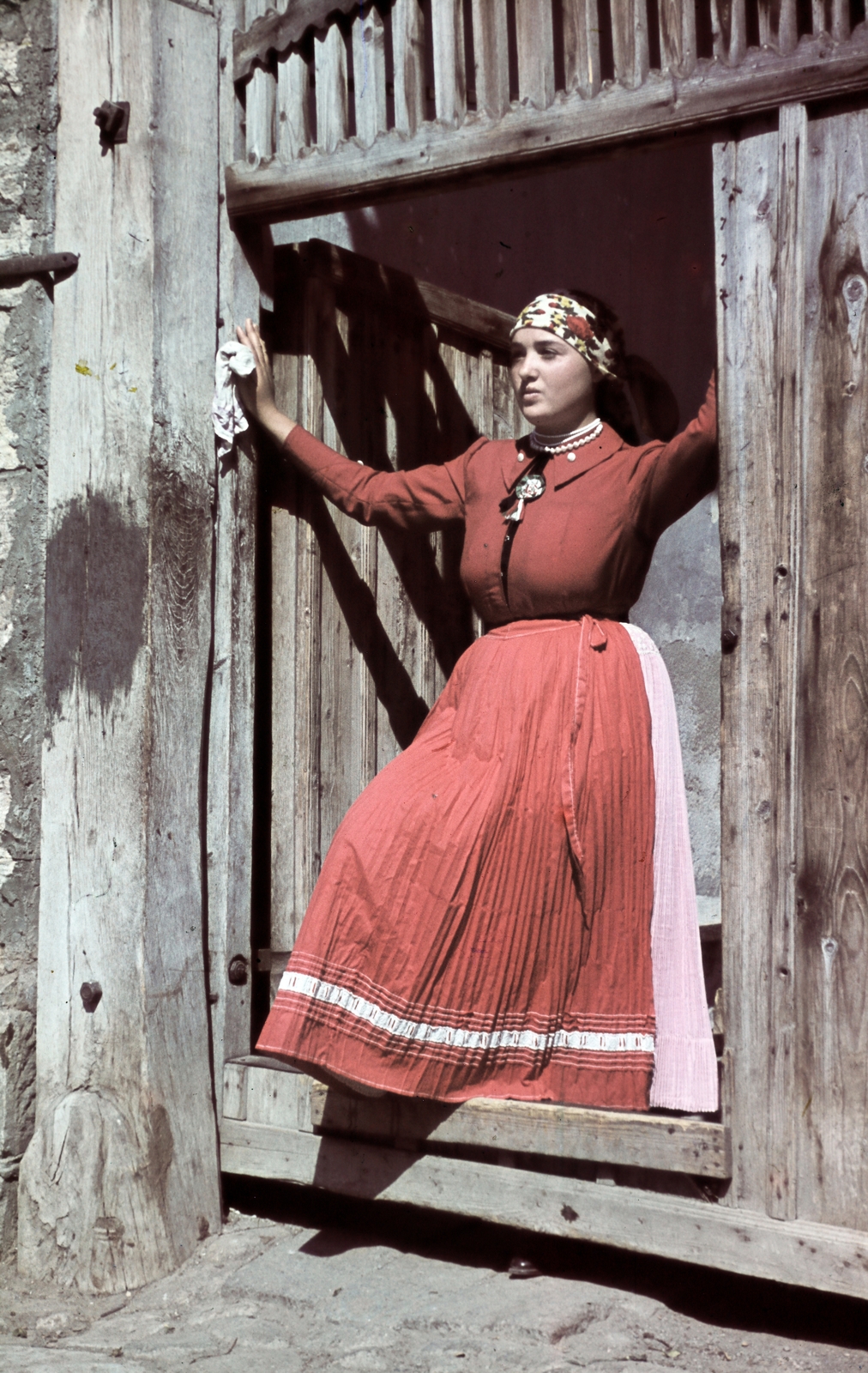 1940, Horváth József, folk costume, colorful, gate, standing in door, Fortepan #265825