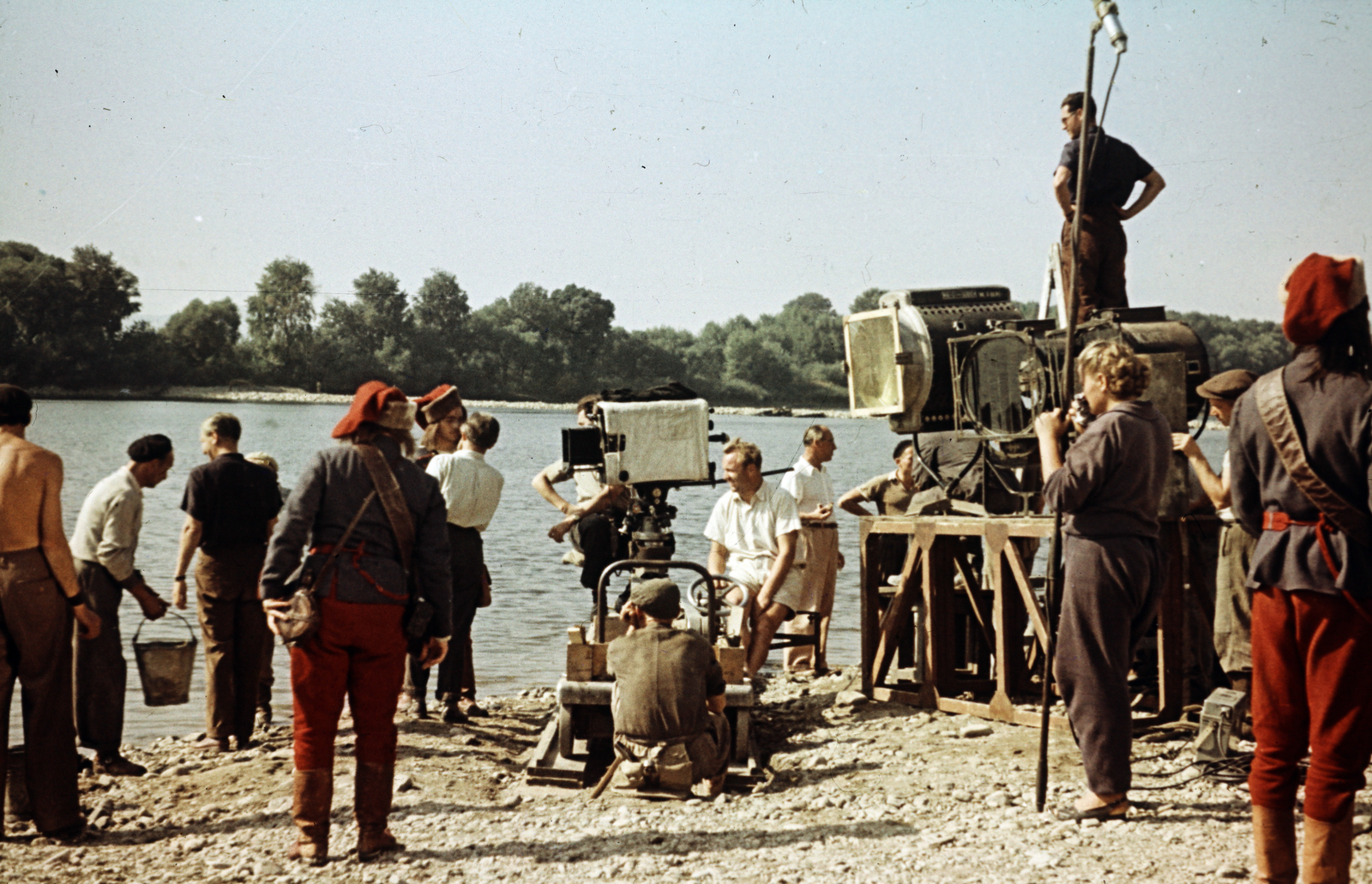 Magyarország, Vác, Duna-part, a felvétel a Rákóczi hadnagya című film forgatásakor készült., 1953, Horváth József, vödör, jelmez, reflektor, mikrofon, színes, folyópart, filmforgatás, filmkamera, Fortepan #265840