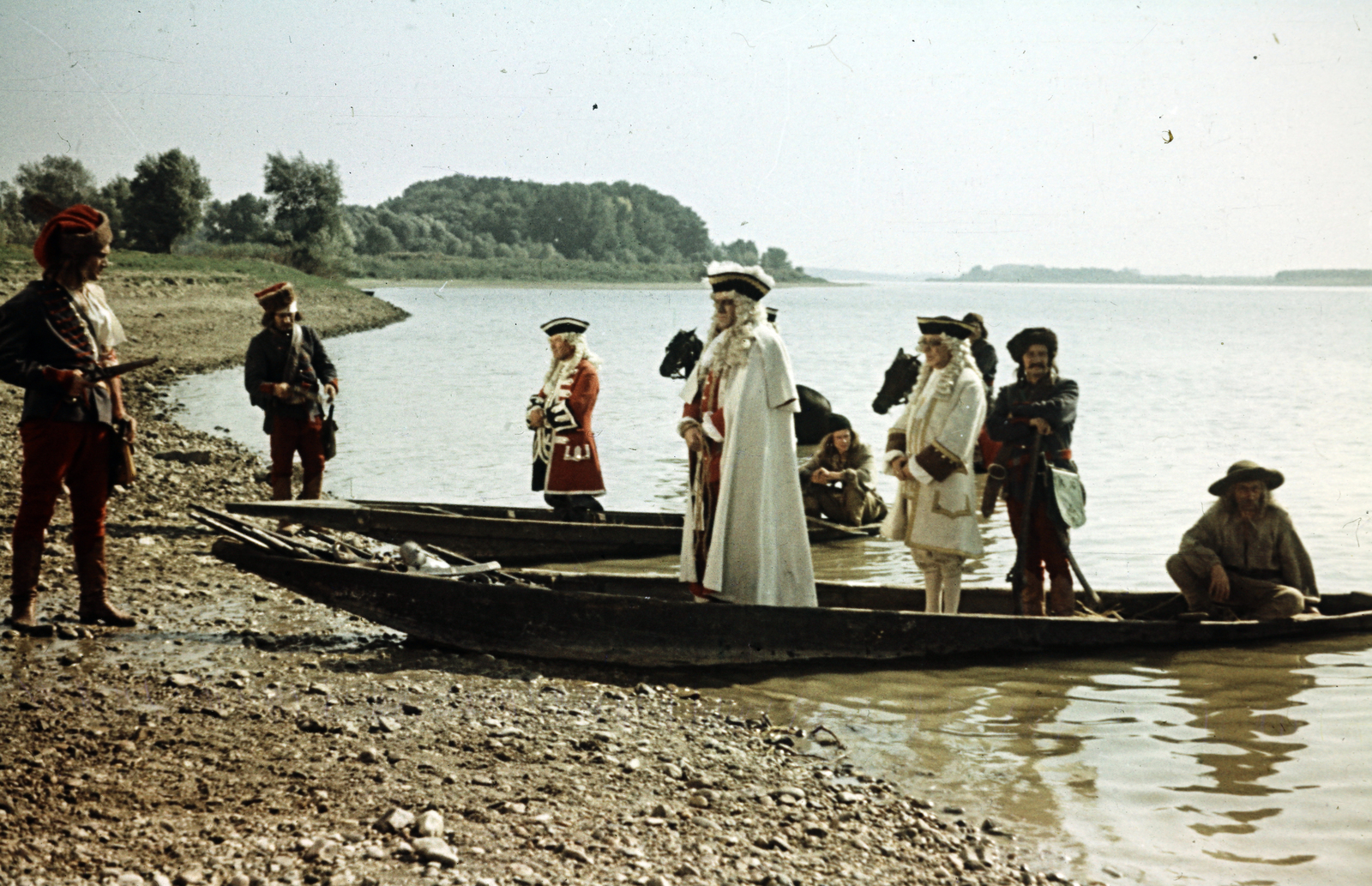 Hungary, Vác, Duna-part, a felvétel a Rákóczi hadnagya című film forgatásakor készült., 1953, Horváth József, colorful, filming, shore, costume, barge, Fortepan #265842