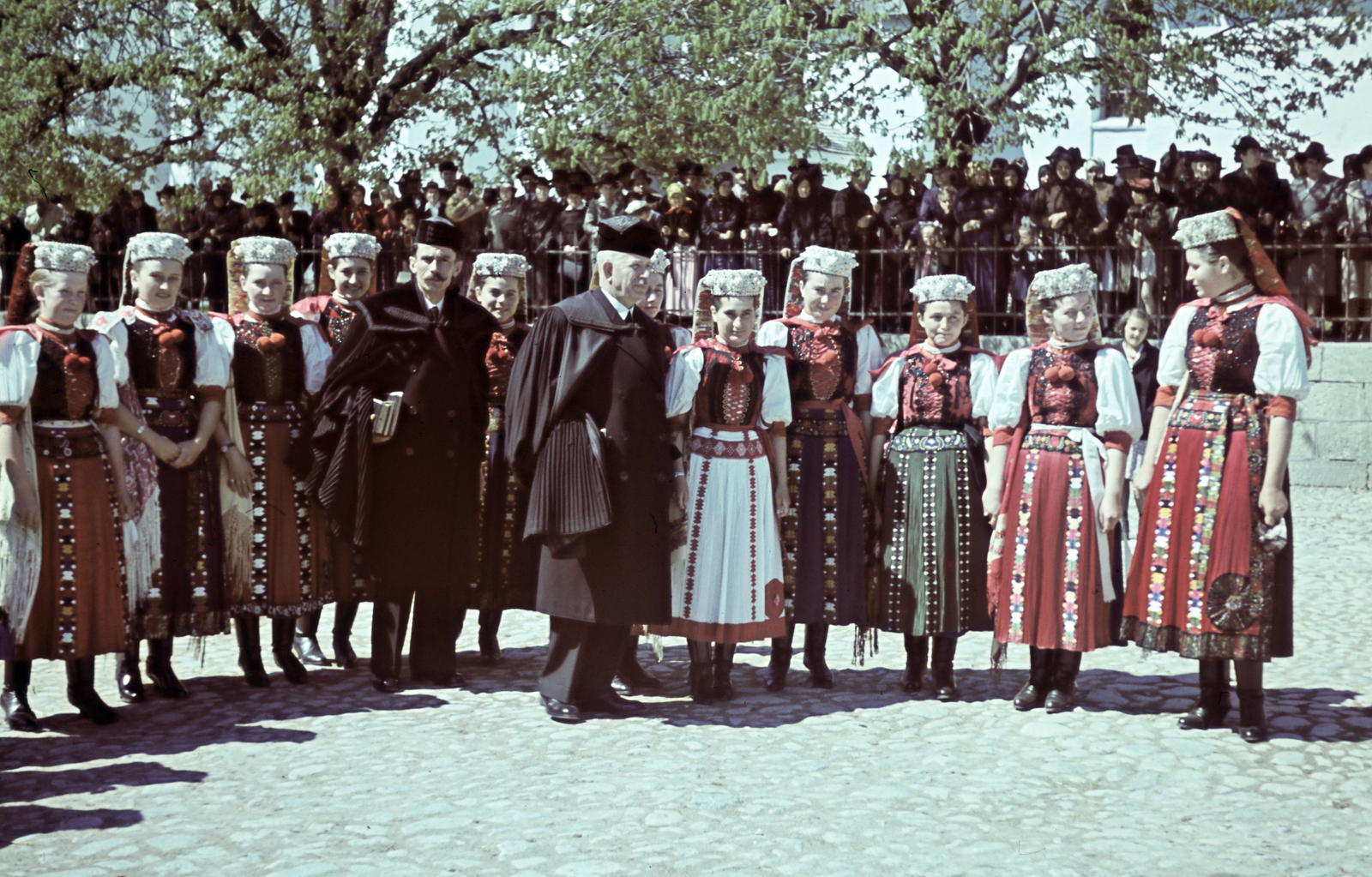 Romania,Transylvania, Huedin, a felvétel a református templom előtt, a magyar csapatok bevonulása idején, 1940. szeptember 11-én készült., 1940, Horváth József, colorful, Fortepan #265849