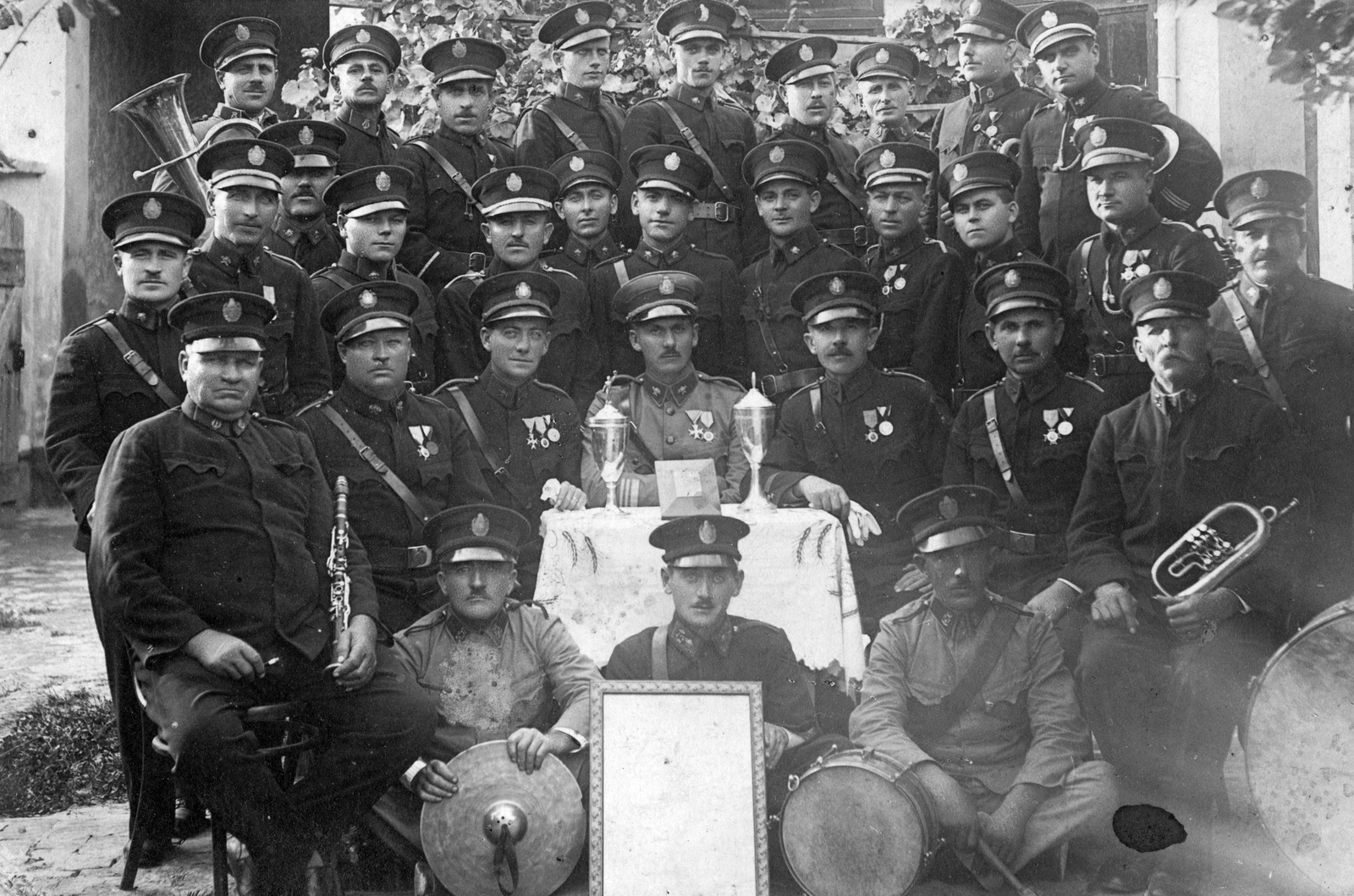 1922, Baráth Endre, zeneművészet, egyenruha, hangszer, udvar, csoportkép, férfiak, zenekar, kitüntetés, fúvószenekar, díj, kupa, Fortepan #26585