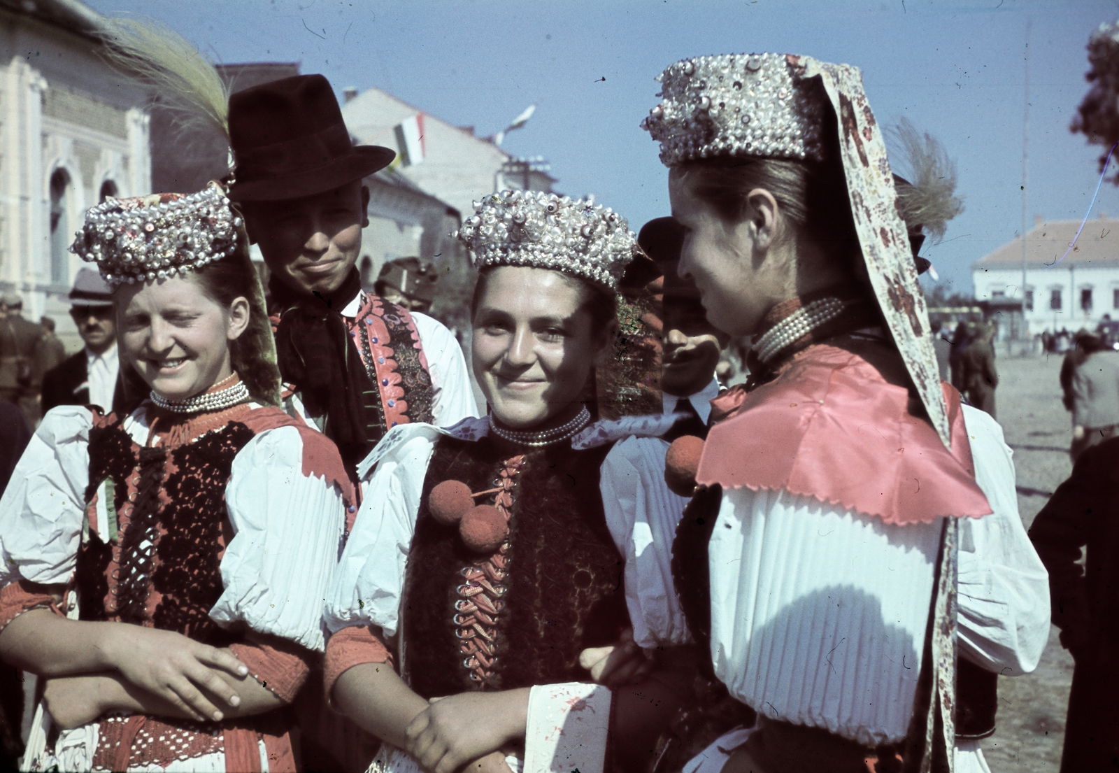 Romania,Transylvania, Huedin, fiatalok népviseletben a Városháza előtt. A felvétel a magyar csapatok bevonulása idején, 1940. szeptember 11-én készült., 1940, Horváth József, colorful, Kalotaszeg folk costume, Fortepan #265851