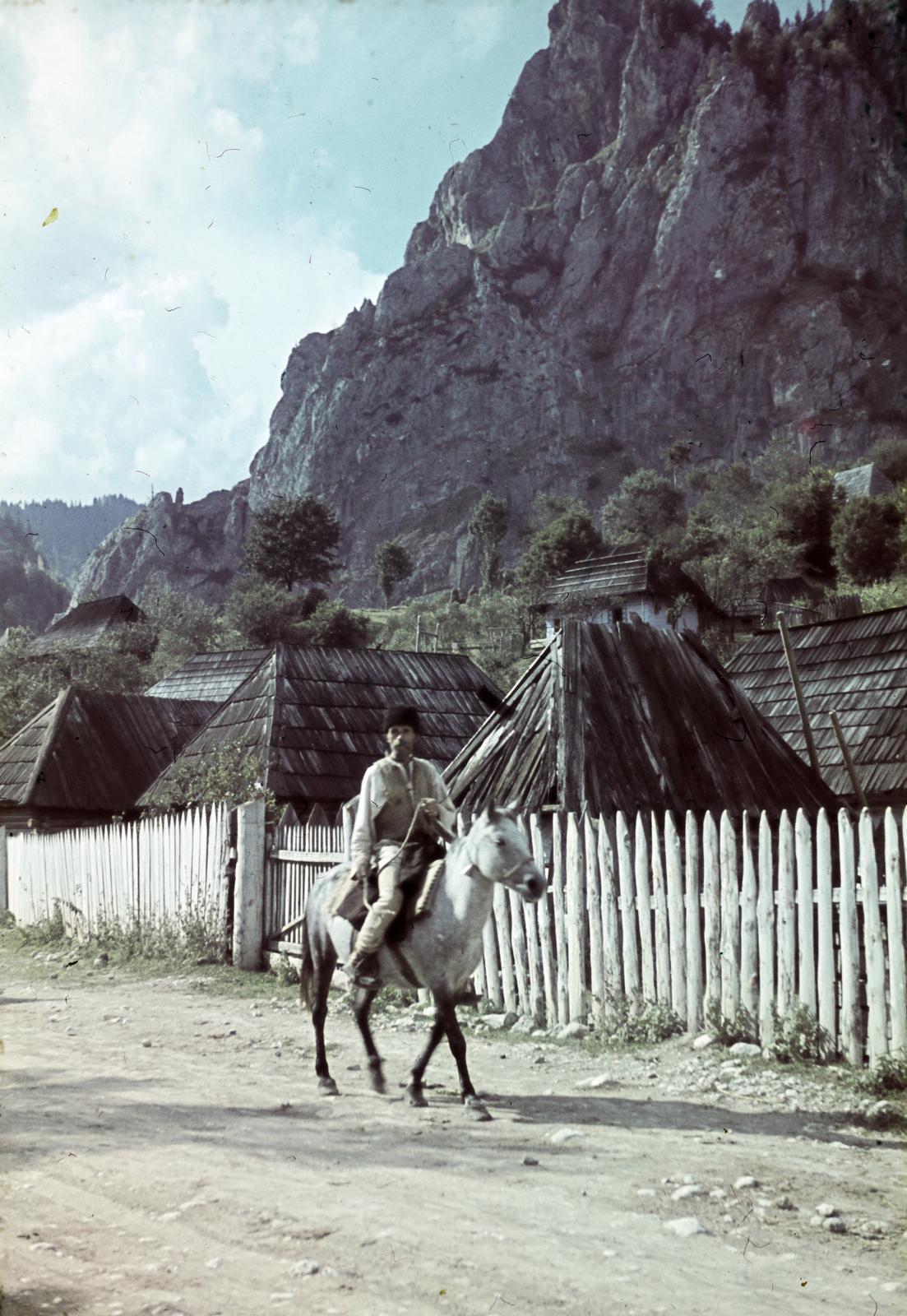 Romania,Transylvania, Bicaz-Chei, a Békás-szoros bejárata., 1940, Horváth József, colorful, rider, Fortepan #265852