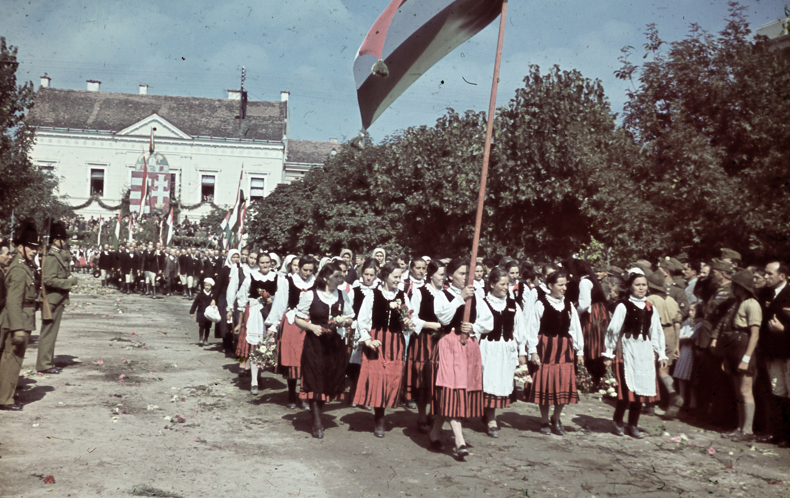 Romania,Transylvania, Miercurea Ciuc, a háttérben a Városháza a Kossuth Lajos utcán. A felvétel a magyar csapatok bevonulása idején, 1940. szeptember 11-én készült., 1940, Horváth József, colorful, flag, Fortepan #265855