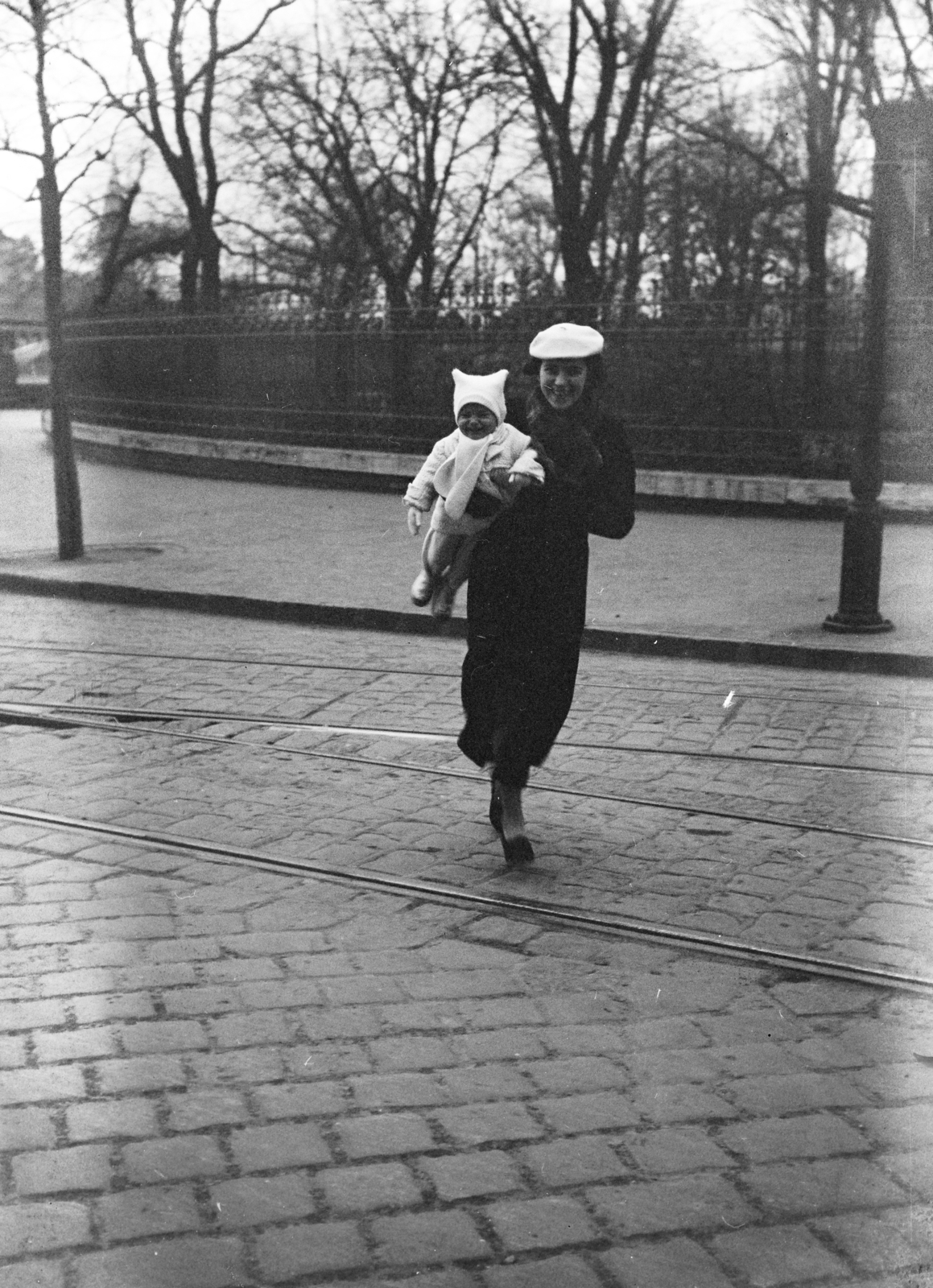Hungary, Budapest IX., Haller utca, a felvétel a Szent István Kórház előtt készült. Balra, a fák takarásában, az Üllői út melletti református templom tornya látszik., 1935, Horváth József, newborn, cap, beret, Budapest, hold in arms, Fortepan #265866