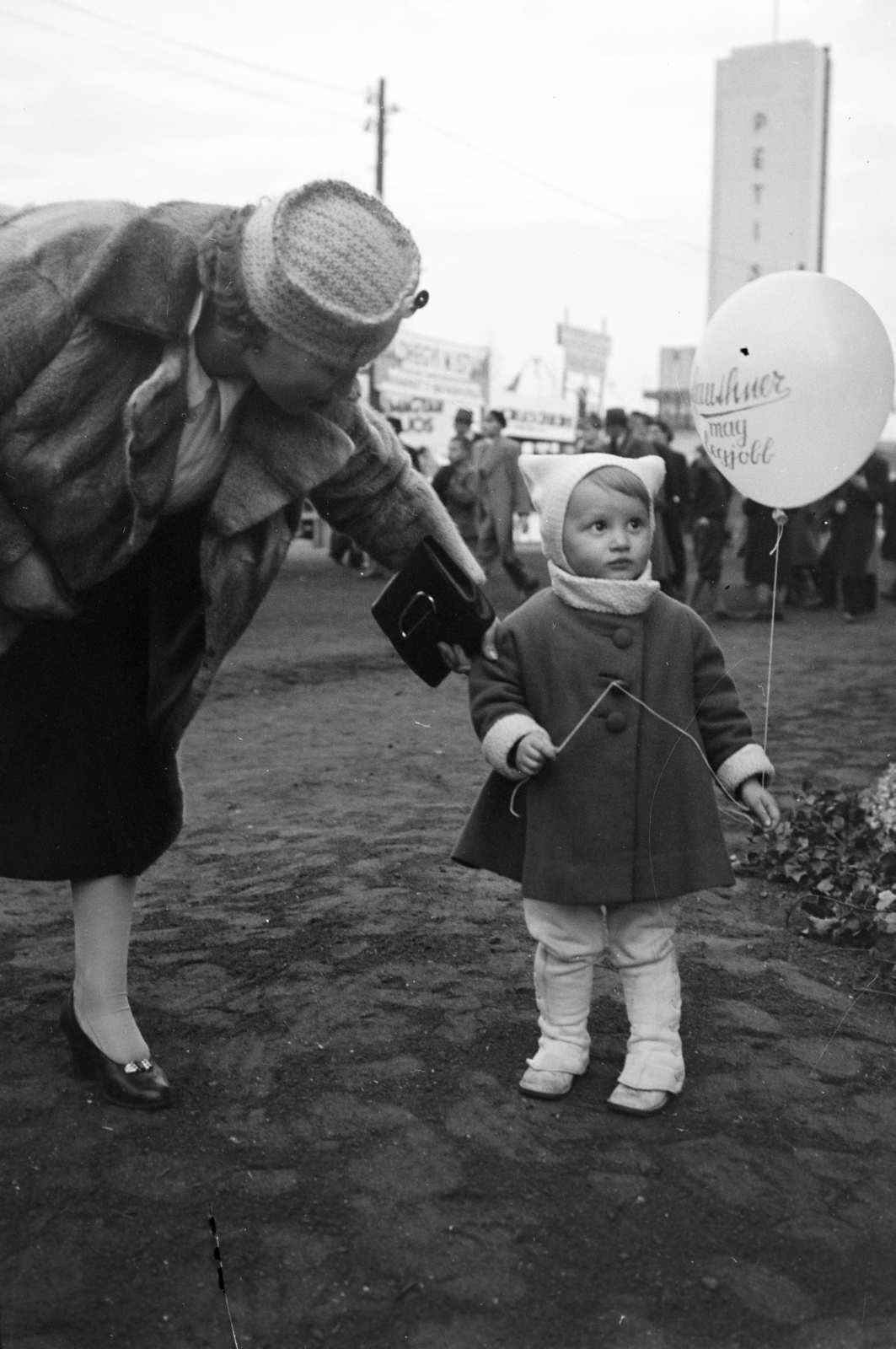Hungary, Budapest X., Albertirsai út, a felvétel a Mezőgazdasági Kiállításon készült., 1936, Horváth József, Budapest, fur coat, baloon, Fortepan #265867