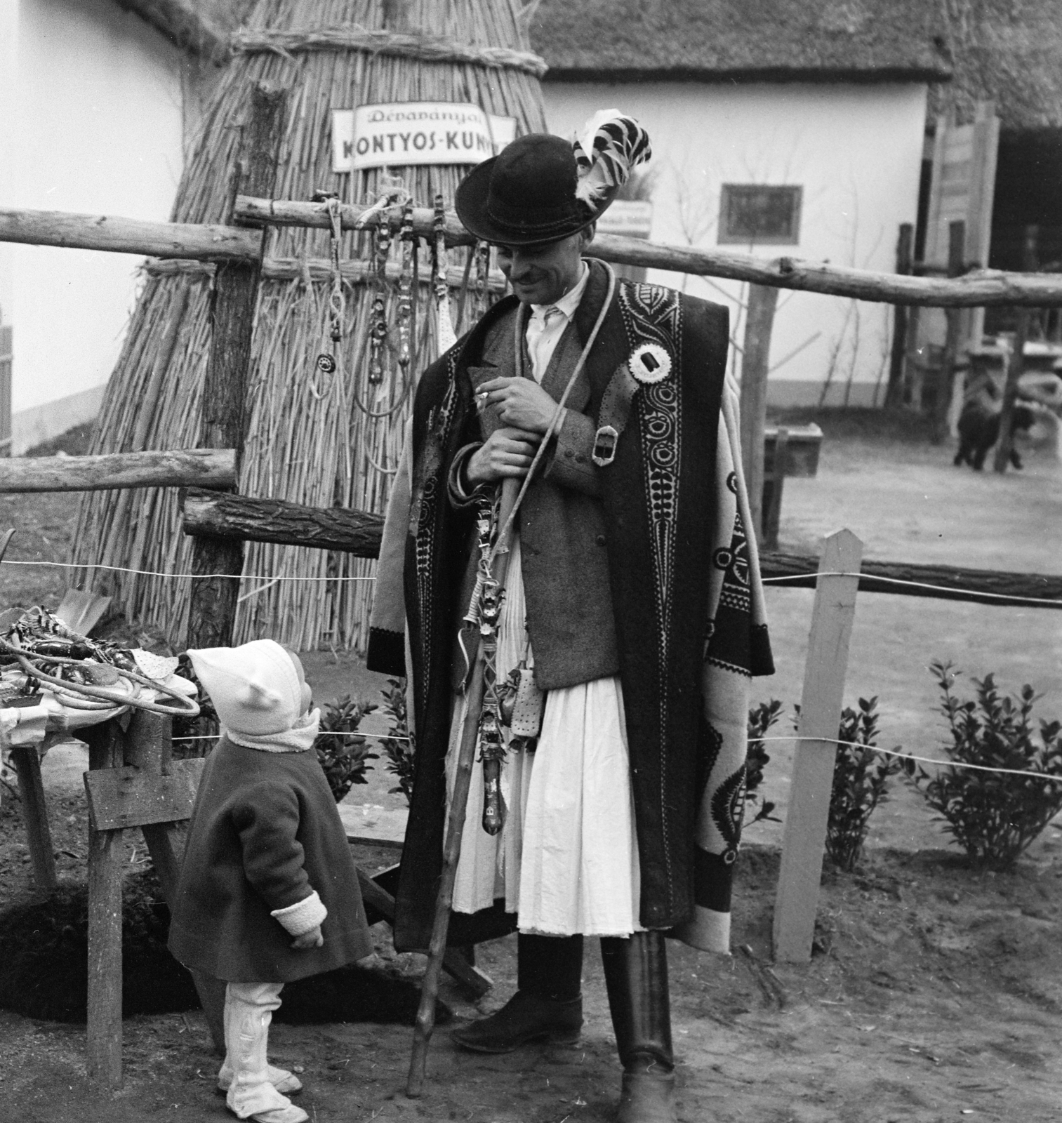 Magyarország, Budapest X., Albertirsai út, a felvétel a Mezőgazdasági Kiállításon készült., 1936, Horváth József, Budapest, szűr, pásztor, pásztorbot, kalap, madártoll, Fortepan #265869