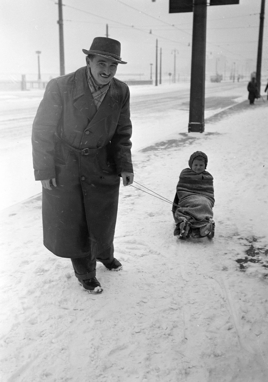 Hungary, Budapest IX., a felvétel a Petőfi (Horthy Miklós) híd pesti hídfőjénél készült., 1937, Horváth József, Budapest, sledge, snow, winter, Fortepan #265879